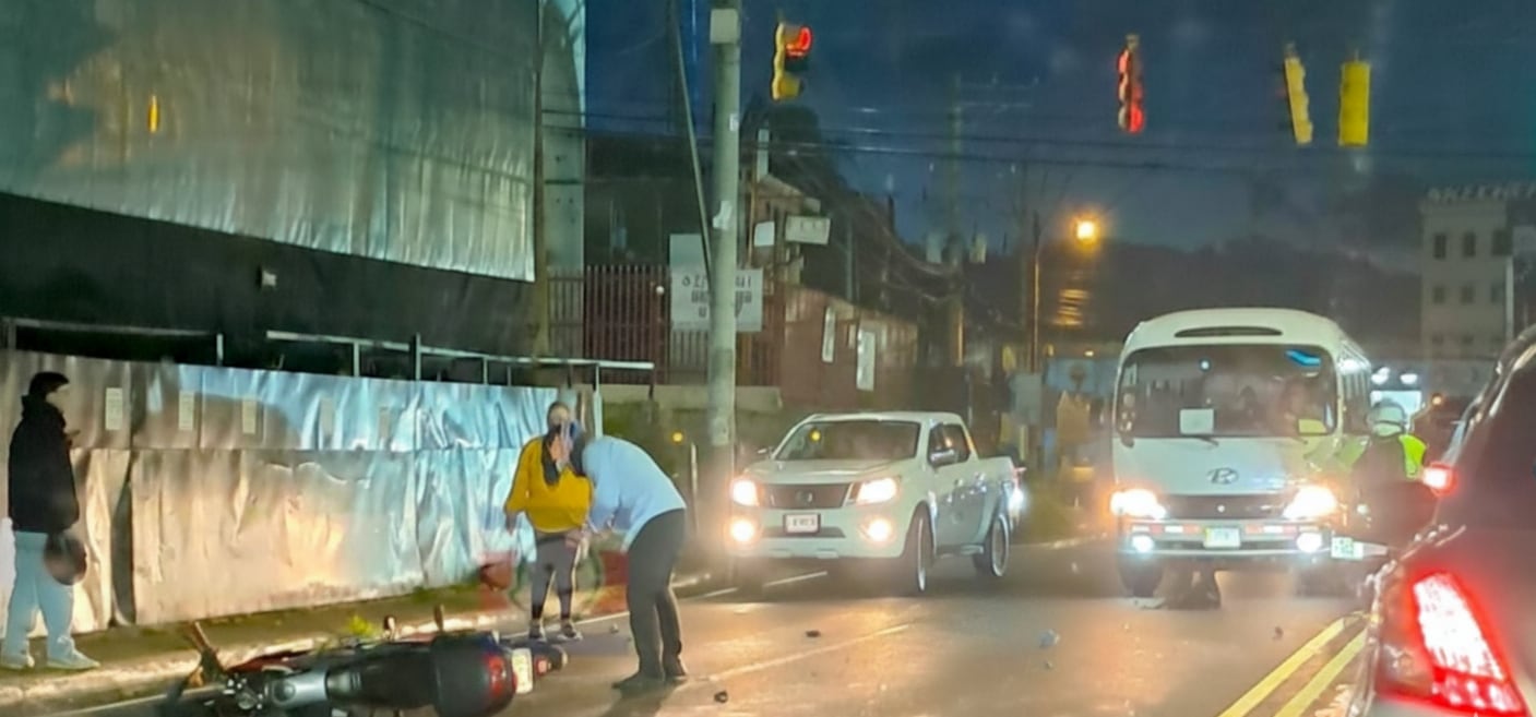 El atropello ocurrió en el cruce de semáforos frente al centro comercial Paseo de las Flores, un punto de alto tránsito vehicular en San Francisco de Heredia.