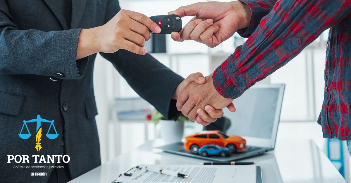 En la imagen una persona entregando una llave de un carro sobre una aparente escritura de traspaso