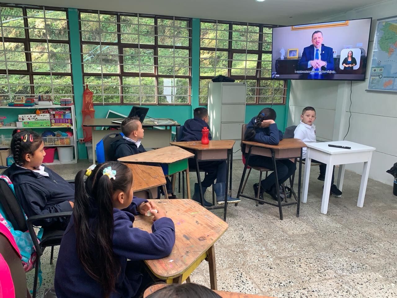 La maestra Estephanie Montero recibió a sus alumnos de primera. Son 10, entre ellos dos de sexto que se graduarán este ciclo lectivo 2024. Foto: Marvin Caravaca