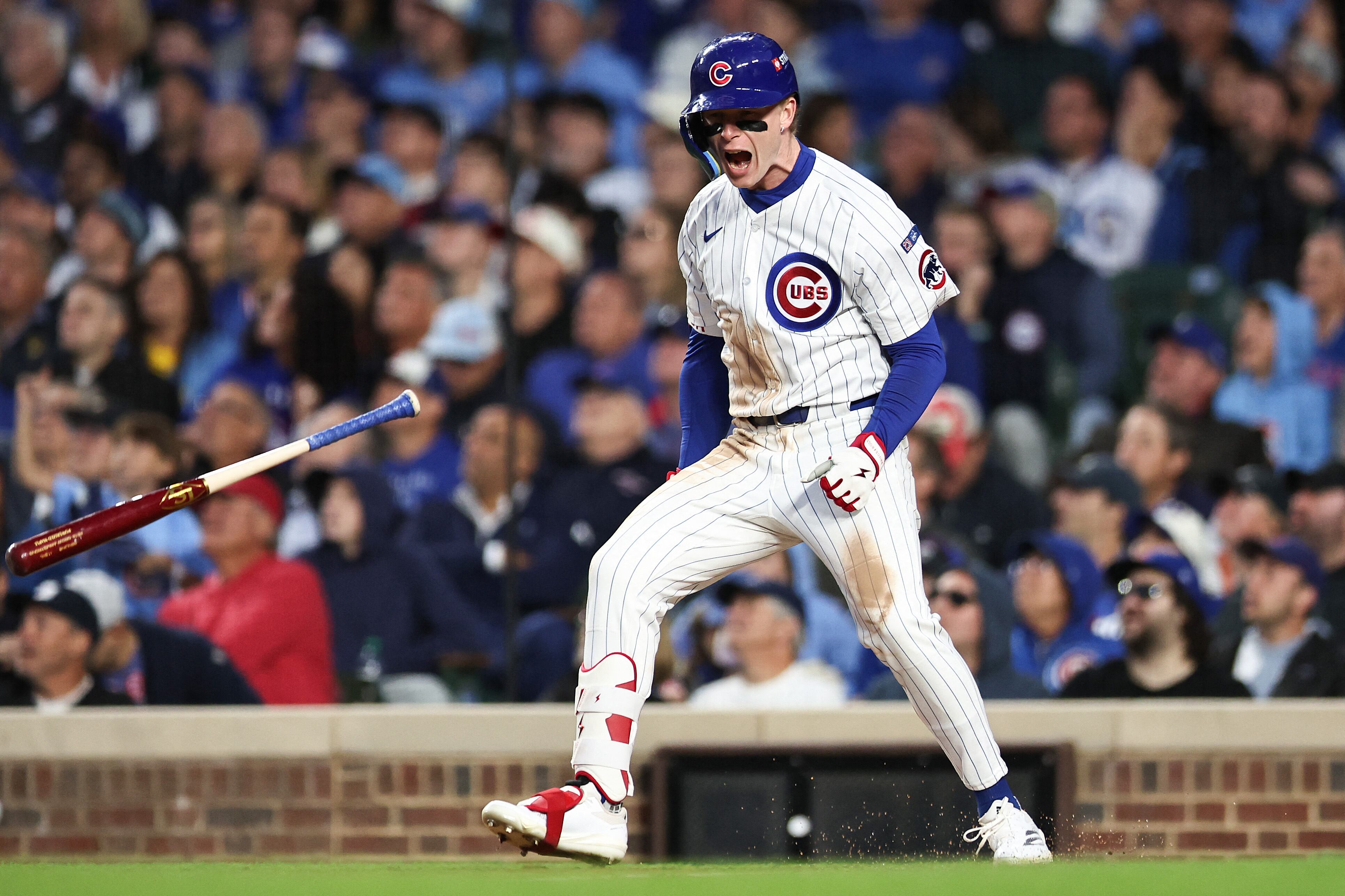 Pete Crow-Armstrong de los Cachorros de Chicago reacciona tras batear para out en el duelo contra los Cerveceros de Milwaukee por la Liga Nacional.