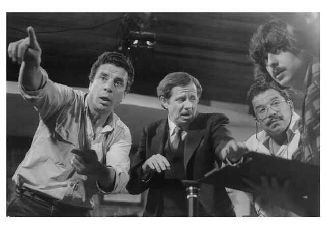 Óscar Castillo dirige a Alfredo 'Pato' Catania en una escena de 'Eulalia' (1987) junto al director de fotografía, Víctor Vega, y el asistente Carlos Bruno.