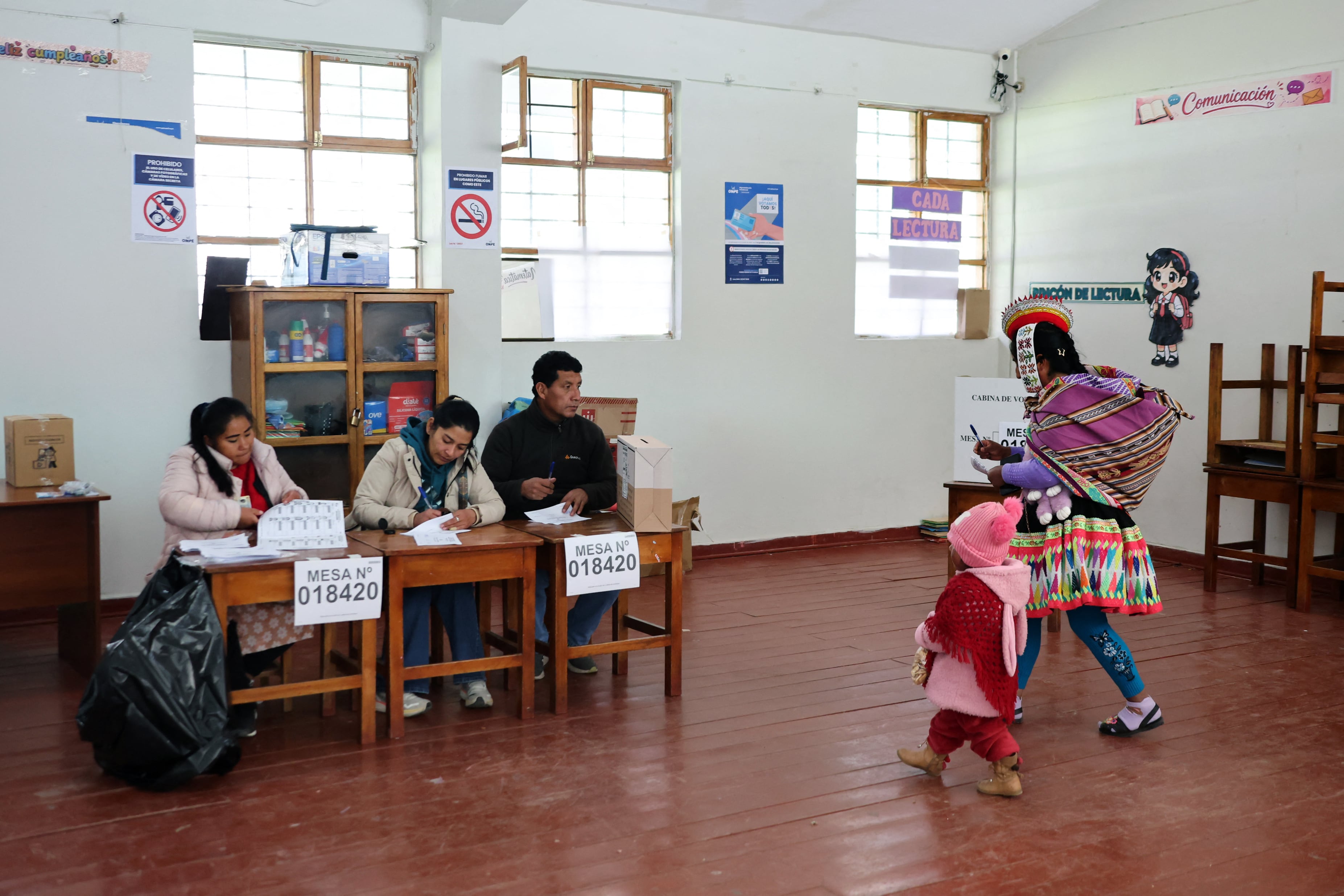 Un residente local llega a votar durante la segunda vuelta de las elecciones presidenciales en un colegio electoral en Ollantaytambo, departamento de Cusco, Perú, el 7 de junio de 2026. Los peruanos elegirán a su noveno presidente en 10 años en una reñida segunda vuelta entre la conservadora Keiko Fujimori y el izquierdista Roberto Sánchez, quienes intentan ganarse el voto de personas hartas del caos político y el aumento de la delincuencia.