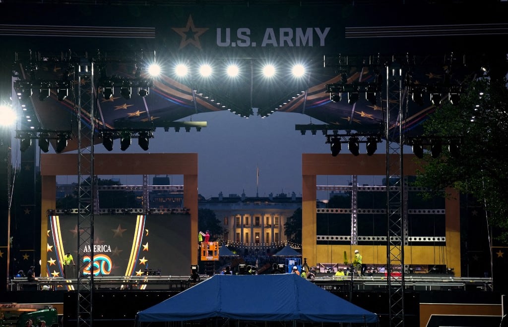 WASHINGTON, D.C. – 12 DE JUNIO: Equipos de producción trabajan en el escenario previo al Desfile del 250.º Aniversario del Ejército de EE. UU. en el National Mall el 12 de junio de 2025 en Washington, D.C. El Ejército celebrará su 250.º aniversario el sábado, fecha que también coincide con el cumpleaños del presidente Donald Trump, con un desfile a lo largo del National Mall que contará con la participación de 6.500 soldados, 150 vehículos y 50 aeronaves, y cuyo costo oscilará entre los 25 y 45 millones de dólares. Kevin Dietsch/Getty Images/AFP (Foto: Kevin Dietsch / GETTY IMAGES NORTH AMERICA / Getty Images vía AFP)