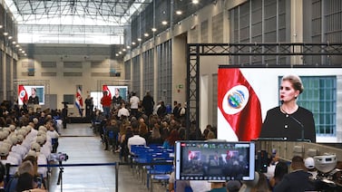 Cacco abre con retraso, ocupación gradual y ataques de Laura Fernández al Poder Judicial