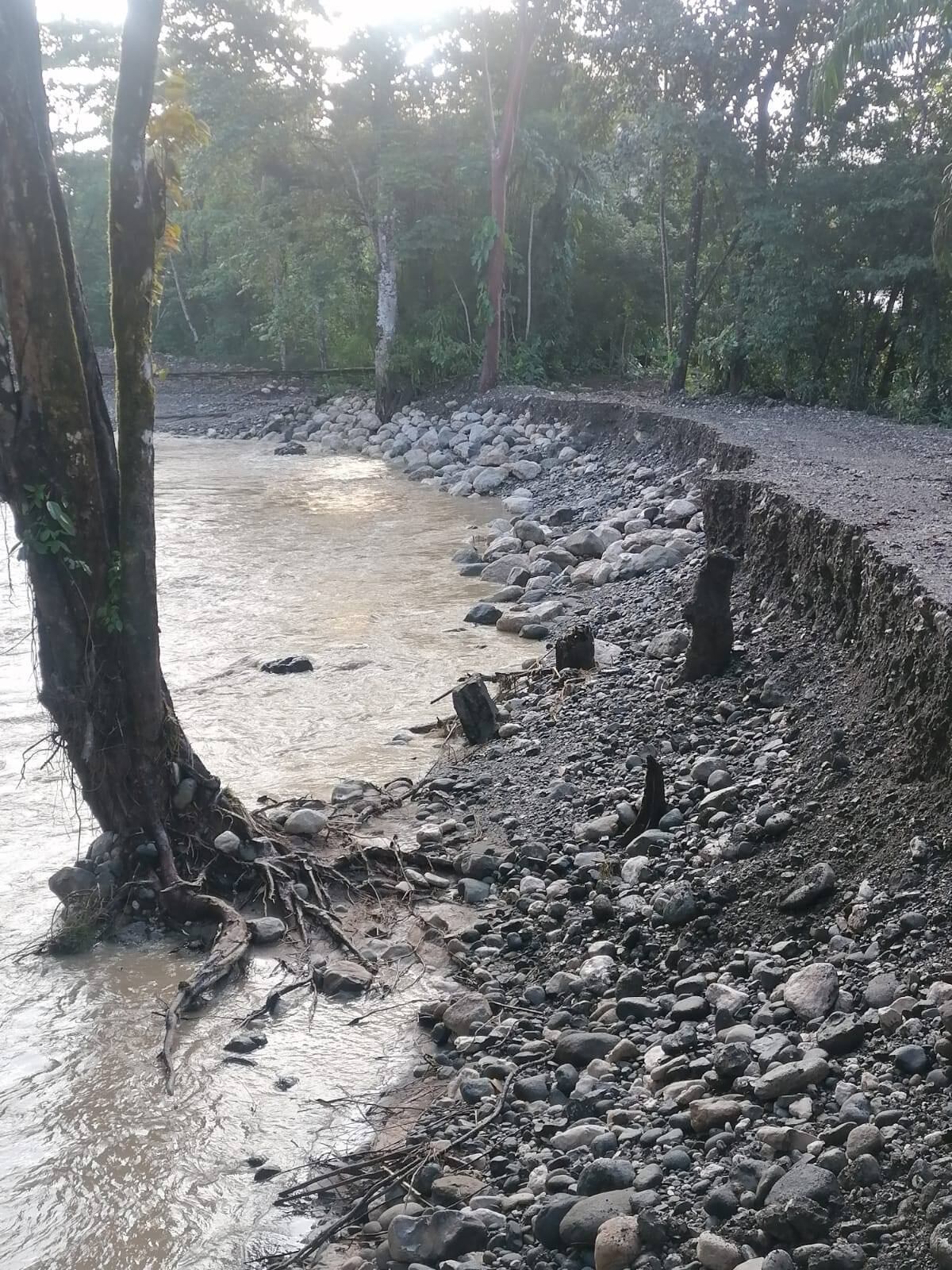 En Corredores, zona sur, el dique del río Arbrojo fue barrido por las crecidas, debido a los fuertes aguaceros en esa zona. Foto: Colosal Informa.