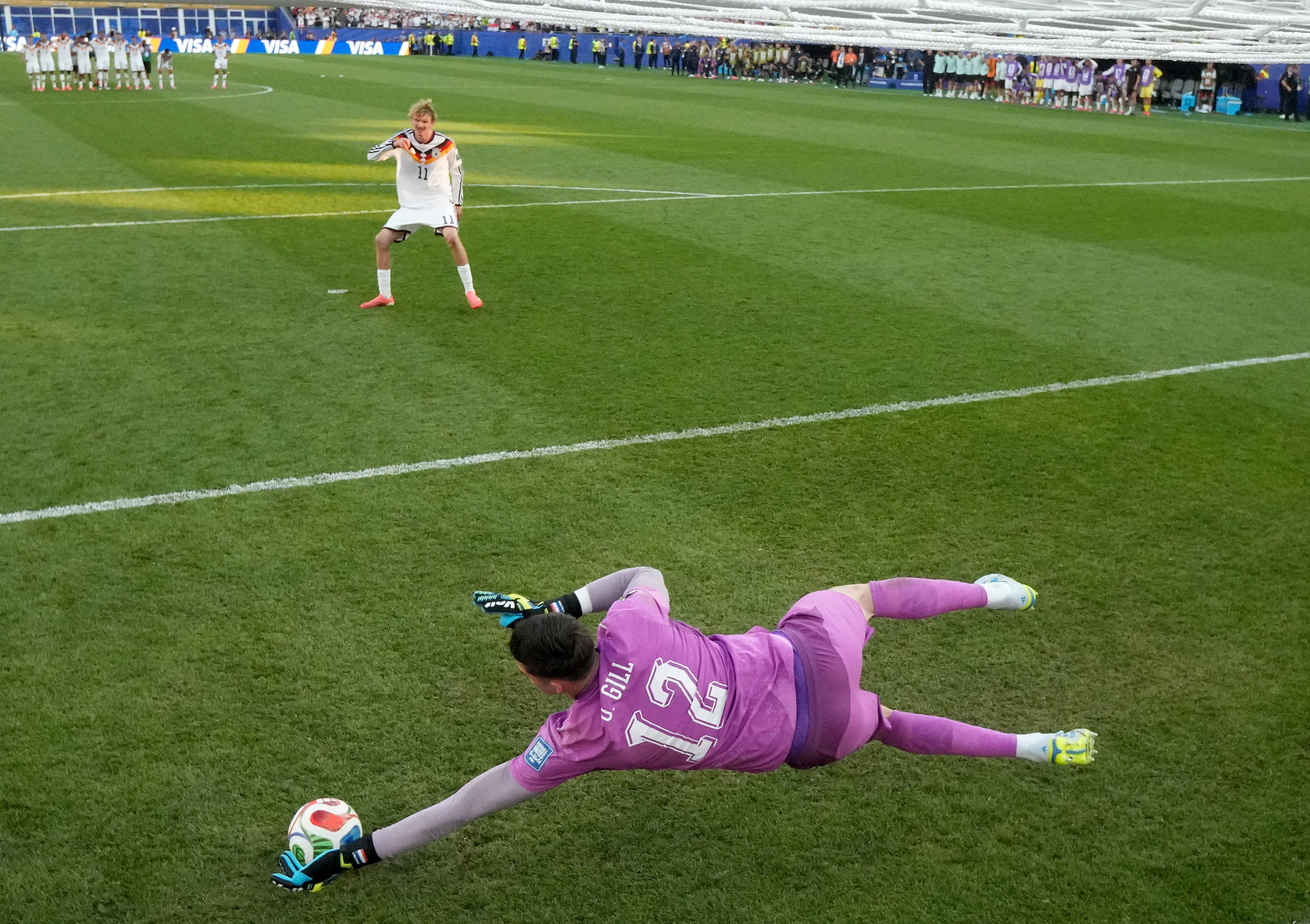 La imagen fue capturada mediante una cámara web remota) Orlando Gill, n.º 12 de Paraguay, ataja el cuarto penal de Alemania, lanzado por Nick Woltemade, n.º 11 de Alemania, durante la tanda de penales del partido de la ronda de 32 de la Copa Mundial de la FIFA 2026 entre Alemania y Paraguay, celebrado en el Boston Stadium el 29 de junio de 2026 en Foxborough, Massachusetts.