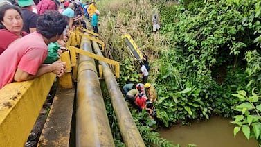 Motociclista cayó siete metros a cauce de río tras chocar contra puente en Pital de San Carlos