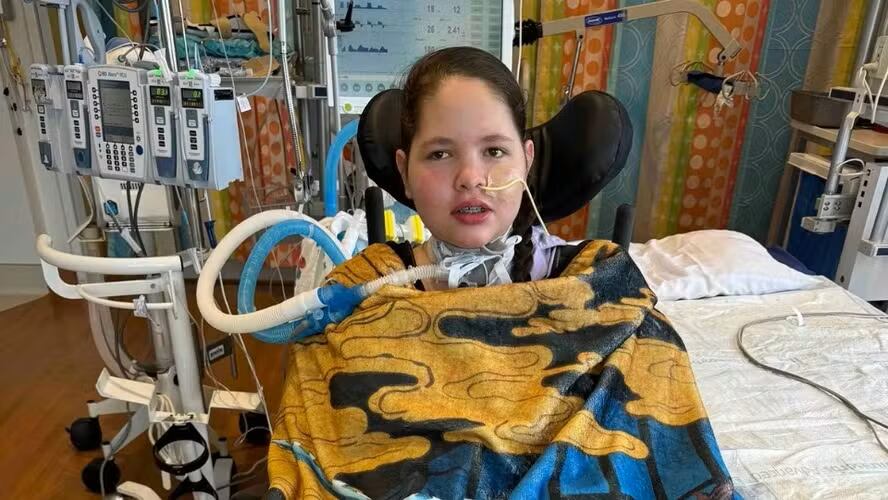 La influenza desencadenó una serie de complicaciones graves que obligaron a amputar tres extremidades a una adolescente de Texas tras una prolongada hospitalización.