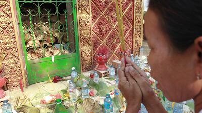 Familiares de las víctimas oraron el miércoles durante una ceremonia en una tumba en la provincia de Kampot, Camboya.Este país conmemoró el inicio del mandato del Jemer Rojo, entre 1975 y 1979.