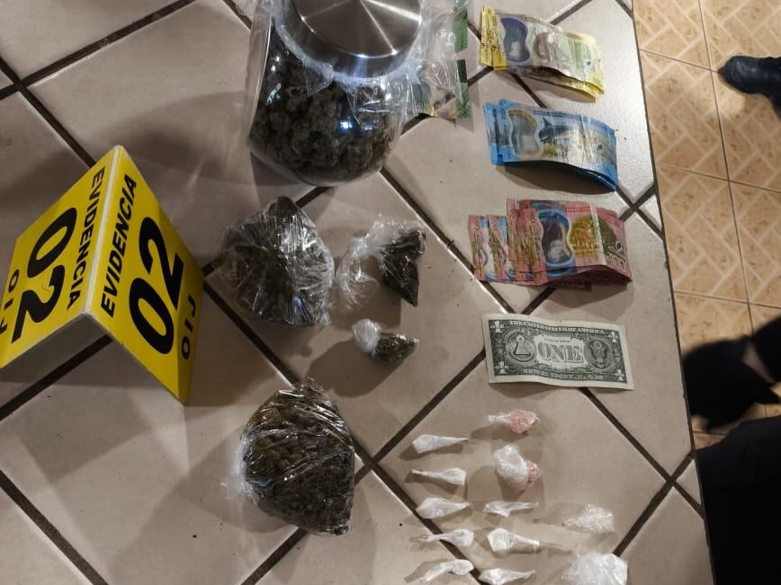 Agentes del OIJ decomisaron diversos tipos de drogas en una casa donde se denunció violencia doméstica en Quepos.