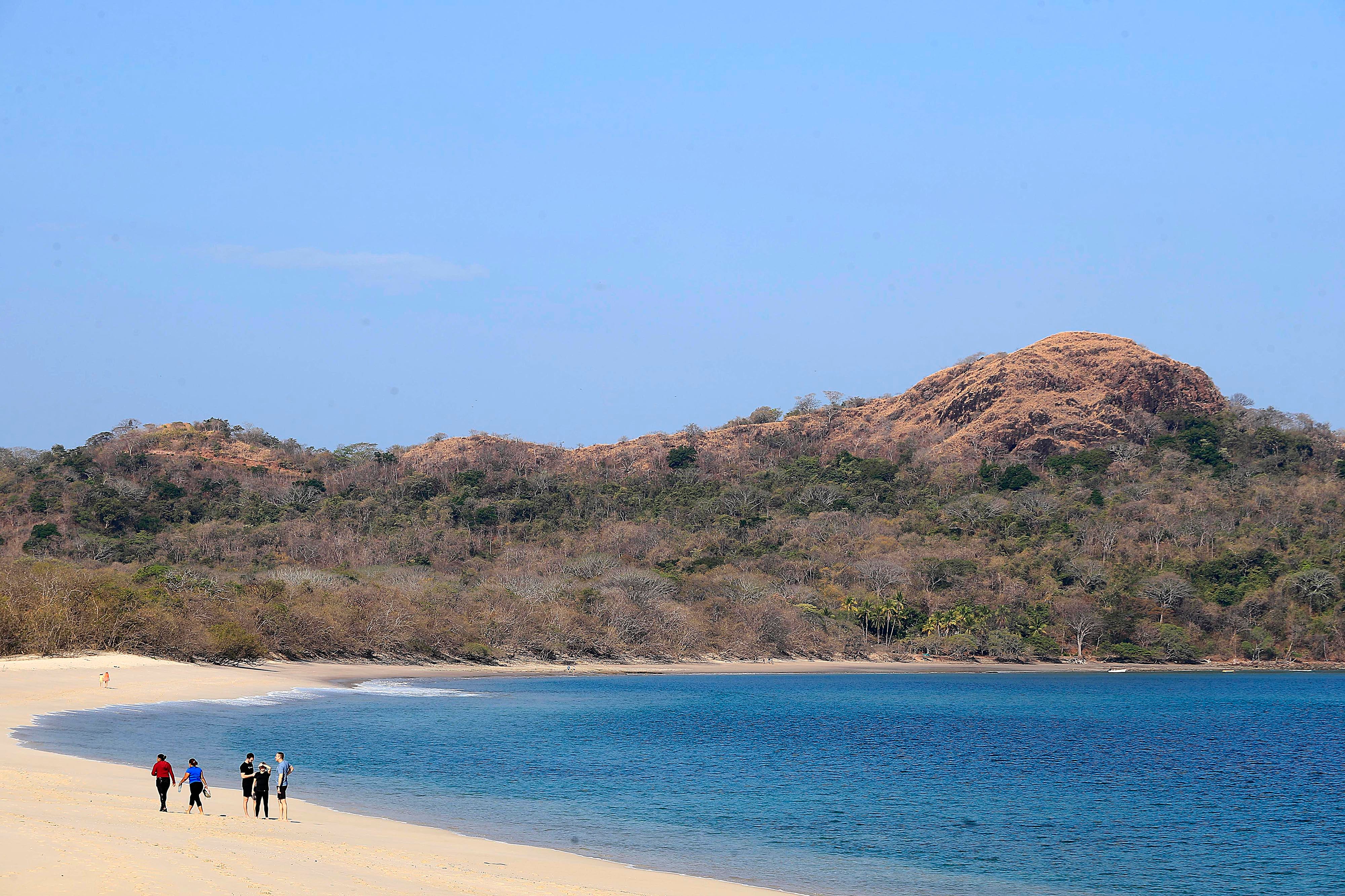 10/03/2024 Playa Conchal, Guanacaste. Arena, playa y sol... y los turistas que llegan a disfrutar de las buenas condiciones del clima, con cielo azul despejado, eso sí con mucho calor. Foto: Rafael Pacheco Granados