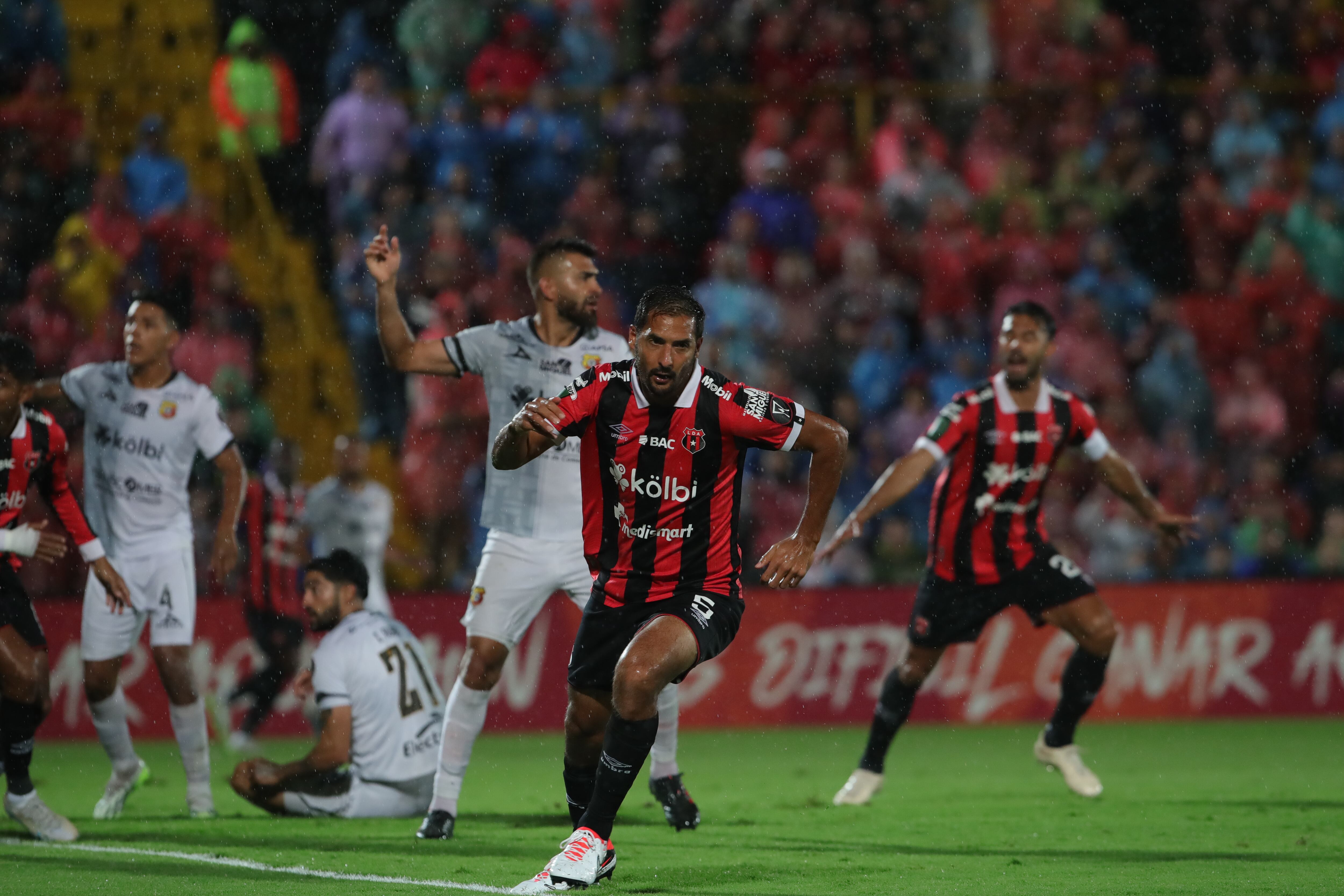 01/11/2023/ Juego entre Liga Deportiva Alajuelense vs Club Sport Herediano por el partido de vuelta de la la copa centroamericana de CONCACAF en el estadio Alejandro Morera Soto / Foto John Durán