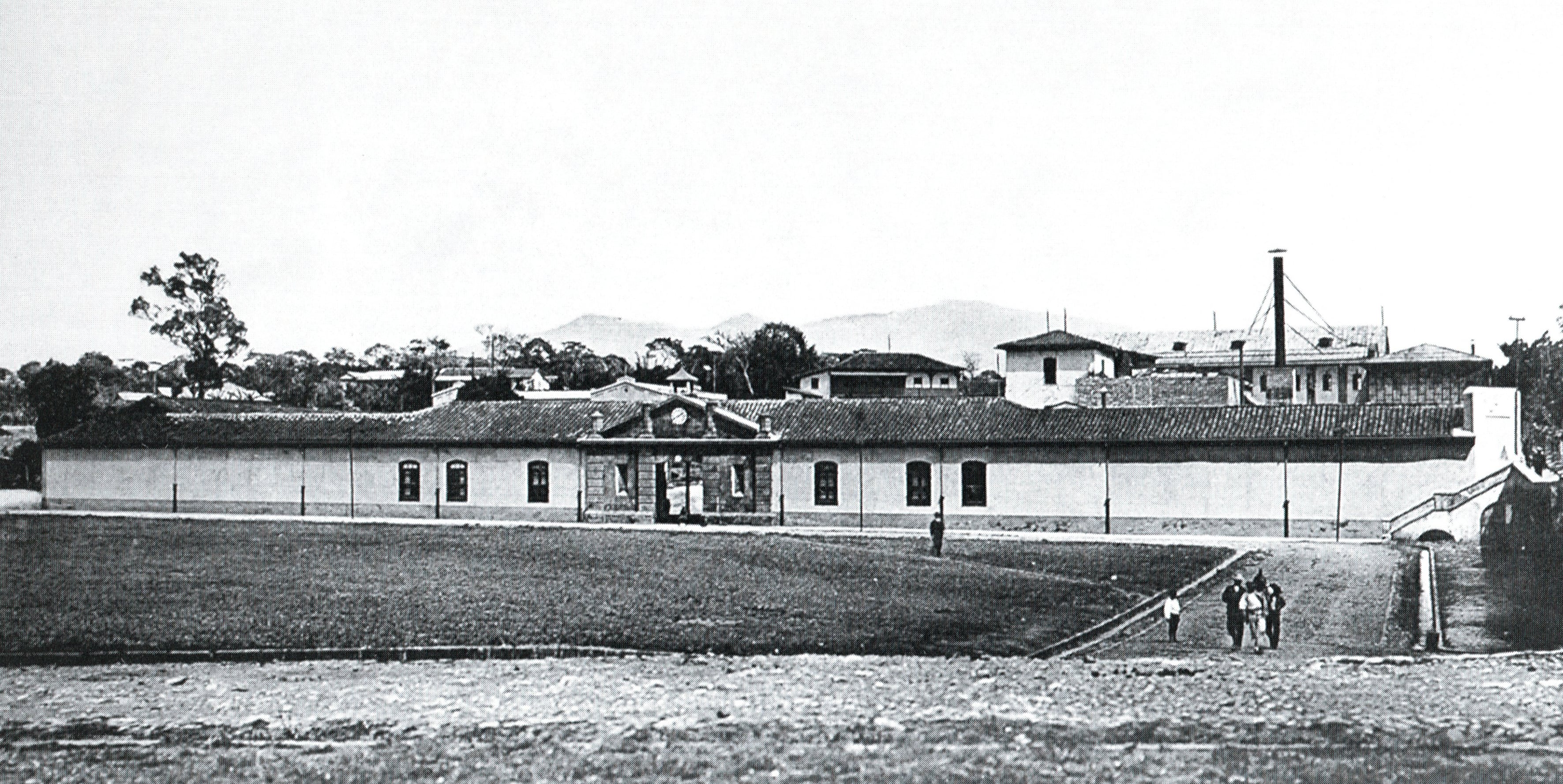 La Fábrica Nacional de Licores, hacia 1908. Aunque atribuida a Kurtze a veces, no hay documentación concluyente al respecto.