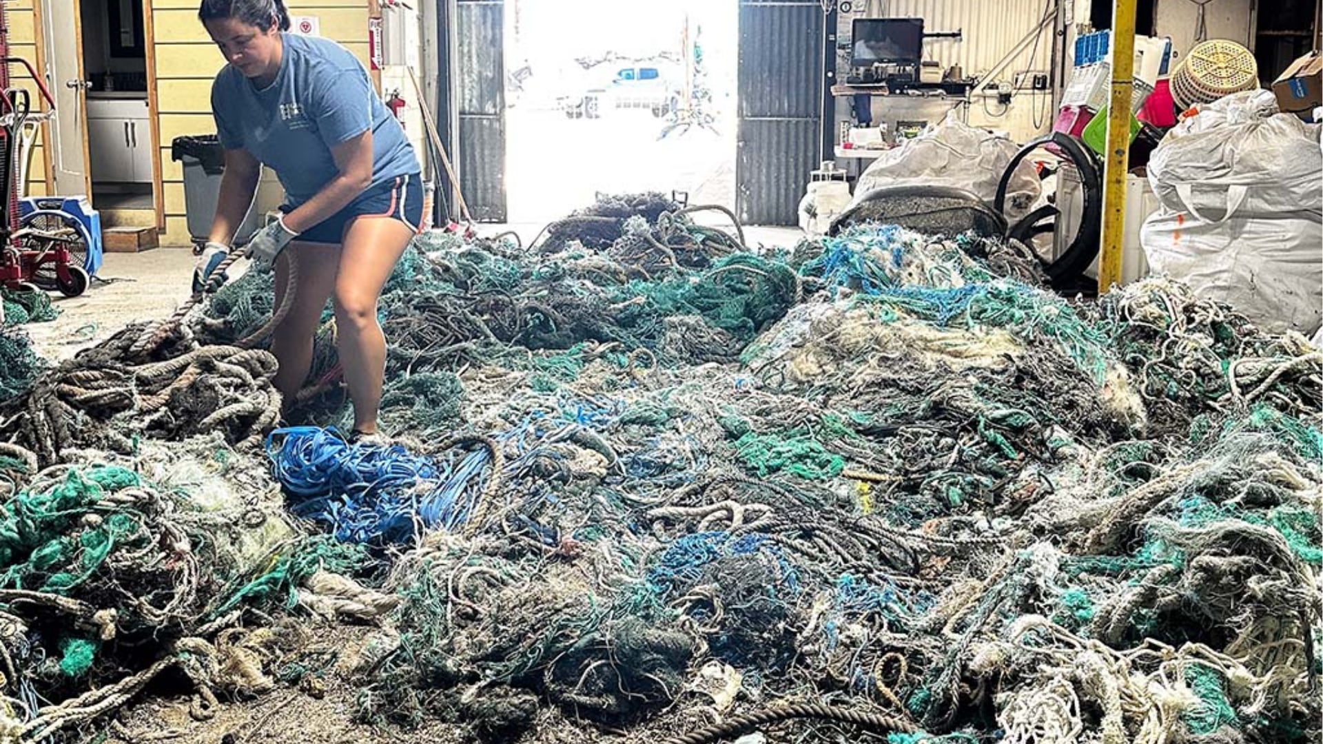 Proyecto en Hawái usa plástico reciclado del mar para construir carreteras y reducir contaminación sin generar nuevos riesgos ambientales.