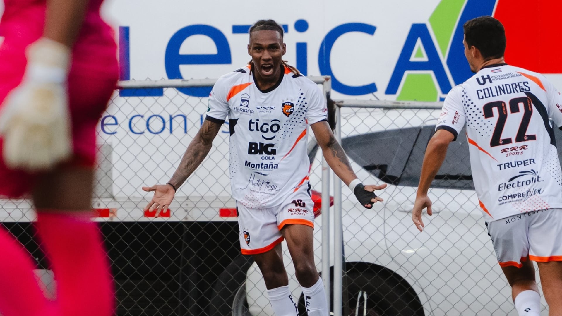 Raheem Cole celebra su gol con Daniel Colindres durante el duelo entre Puntarenas y Guadalupe