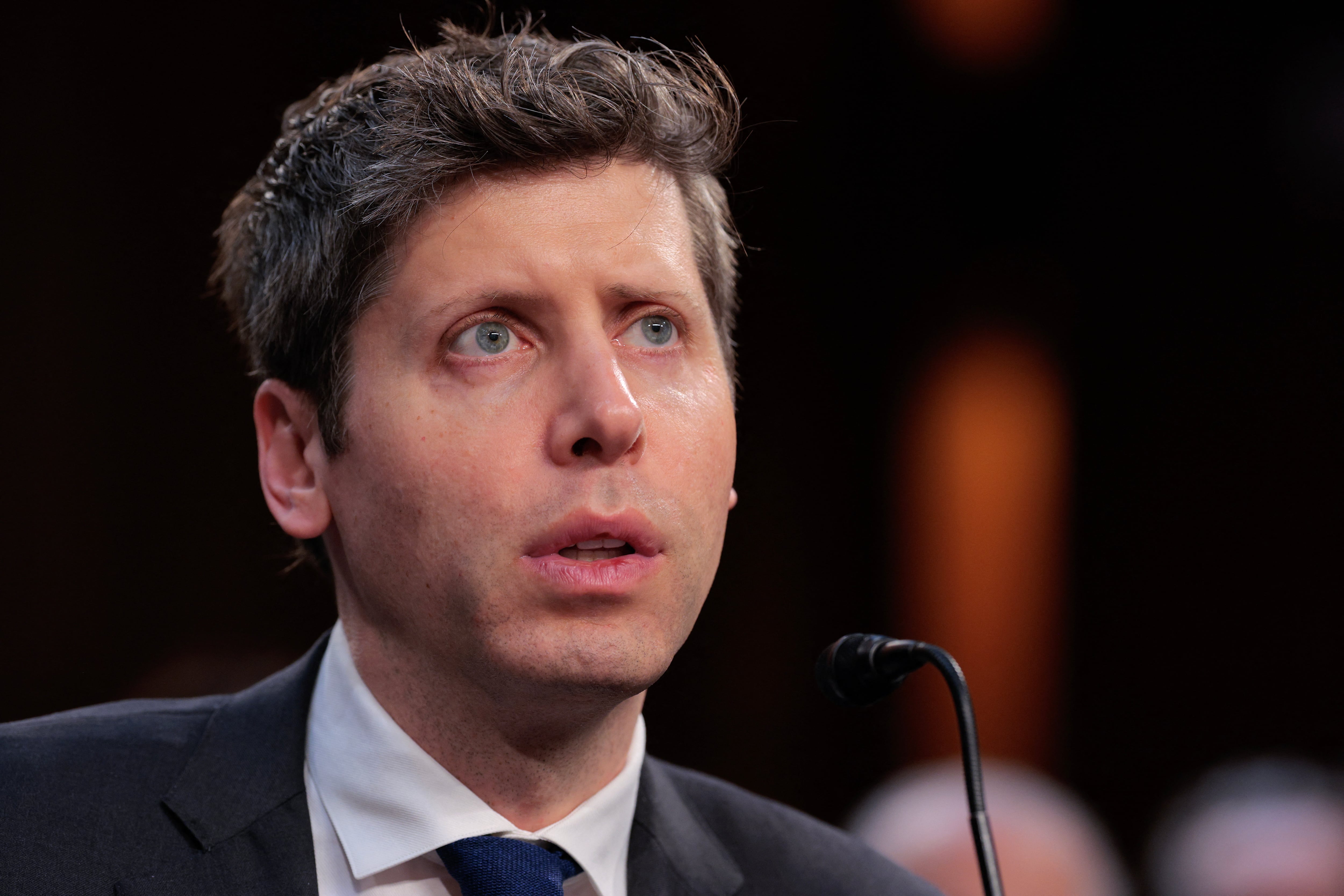 El director ejecutivo de OpenAI, Sam Altman, testificó ante el Comité de Comercio, Ciencia y Transporte del Senado en el Edificio de Oficinas del Senado Hart en Capitol Hill el 8 de mayo de 2025 en Washington, D.C. Altman y líderes tecnológicos de Microsoft, Advanced Micro Devices (AMD) y CoreWeave testificaron sobre la carrera global en inteligencia artificial y cómo Estados Unidos puede seguir siendo competitivo.