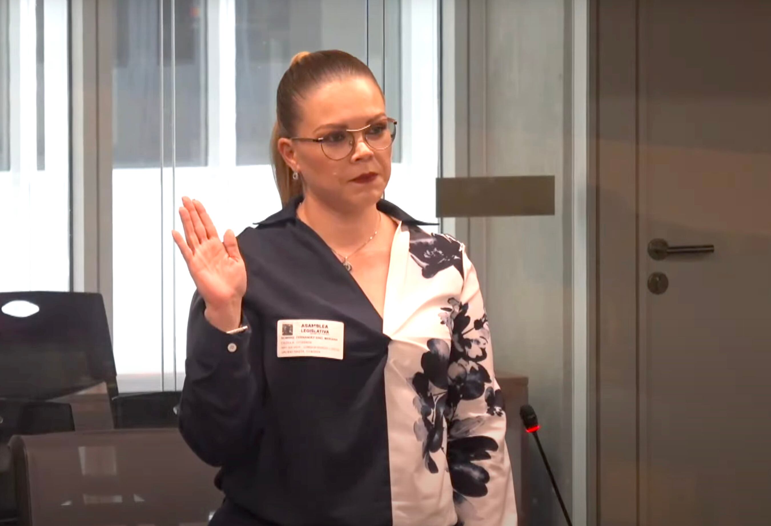 Mariana Fernández Sing, directora de la Unidad Ejecutora AYA-BCIE, esta tarde ante la Comisión para el Control de Ingreso y Gasto Públicos. Ella asumió esa posición en abril de este año. Fotografía: Captura de video.