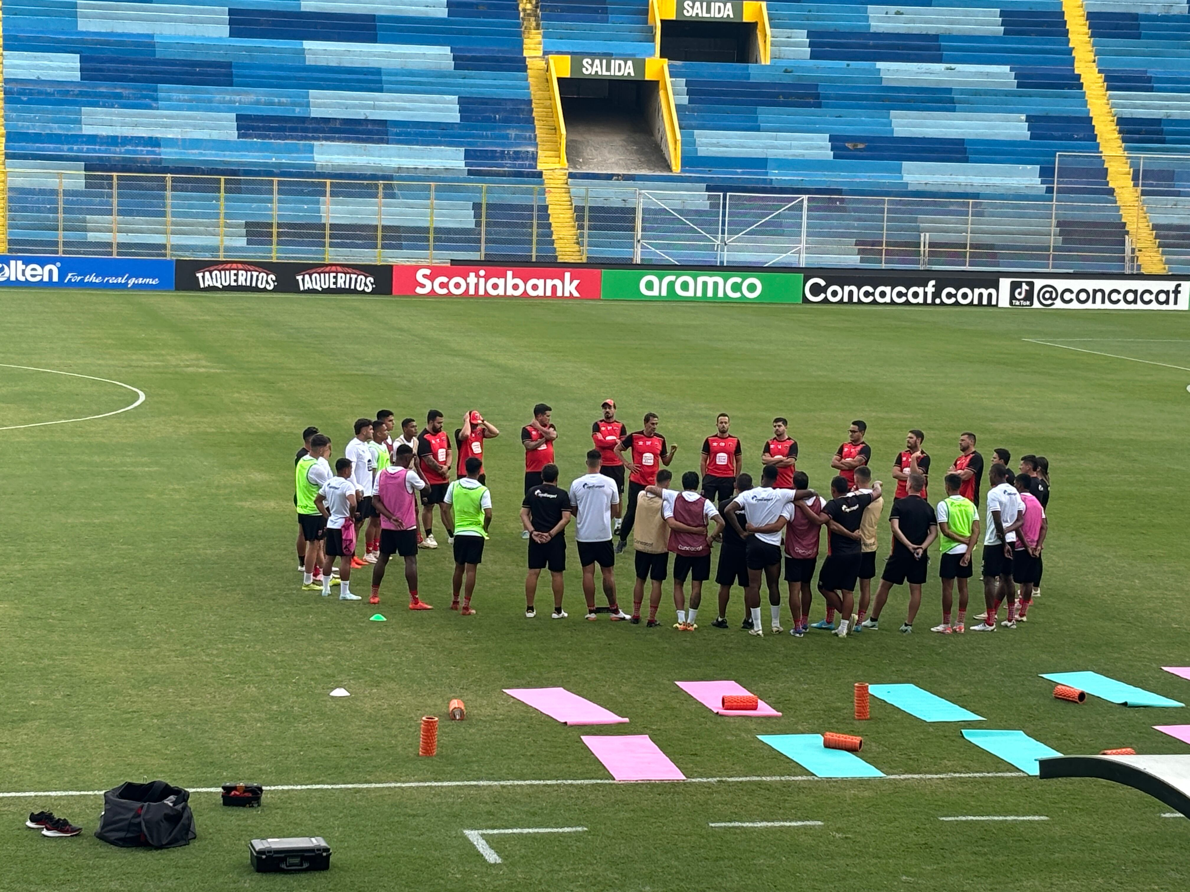 Liga Deportiva Alajuelense hizo varios ejercicios en la gramilla del imponente Estadio Cuscatlán, en San Salvador.