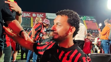 Michael Barrantes celebró la 31 de Alajuelense vestido de rojinegro