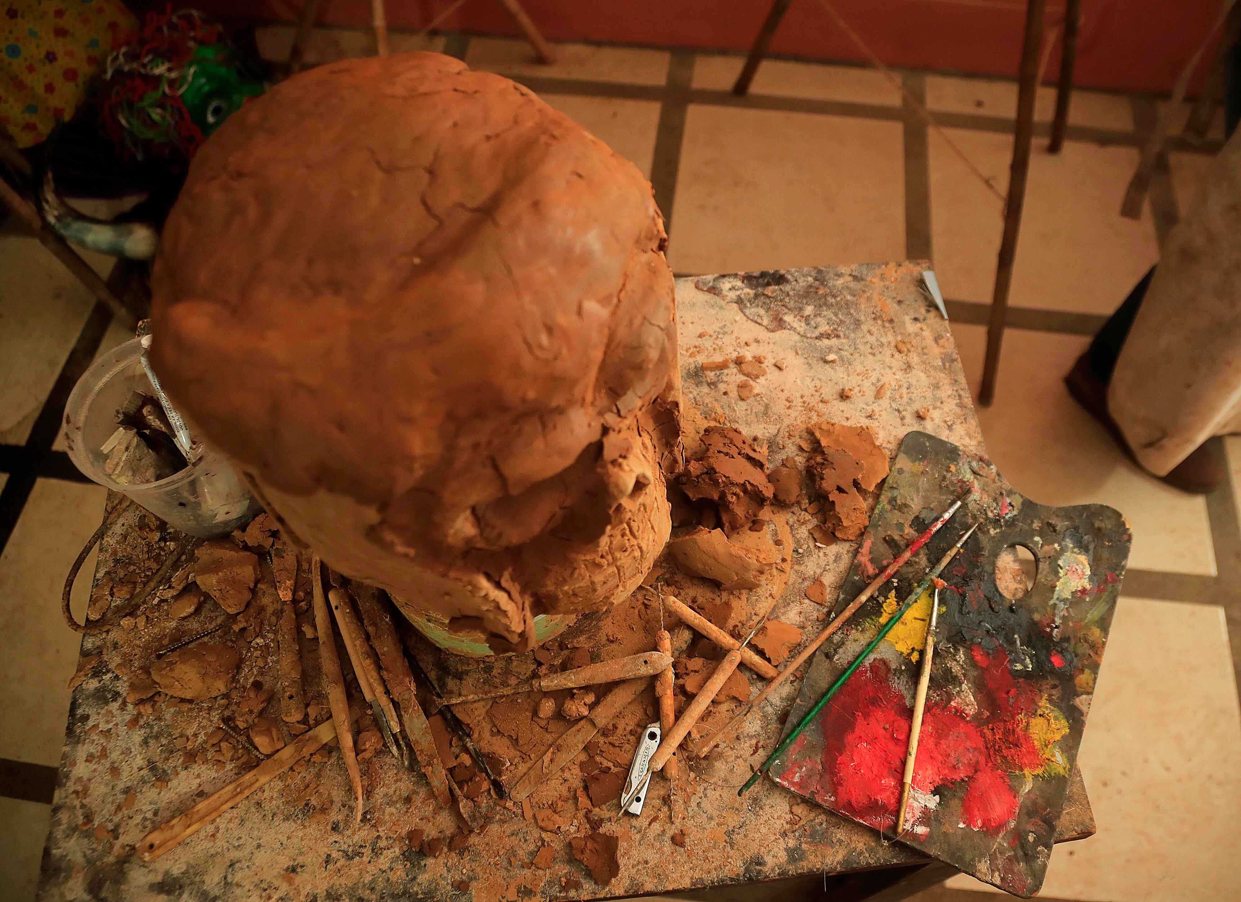 18/10/2023 Santo Domingo de Heredia. Mascarero Danis Lara, conocido como Danny Lara. El taller en donde están y las herramientas que utiliza y algunas de las máscaras que ha hecho, entre las que destacan los tradicionales diablos y brujas, así como también personajes de su inspiración como Bob Marley, Mafalda y Salvador Dalí.