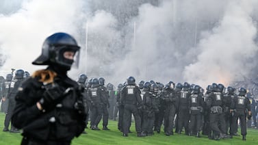 Casi 100 heridos, entre ellos 35 policías, tras graves incidentes en partido de la Copa de Alemania