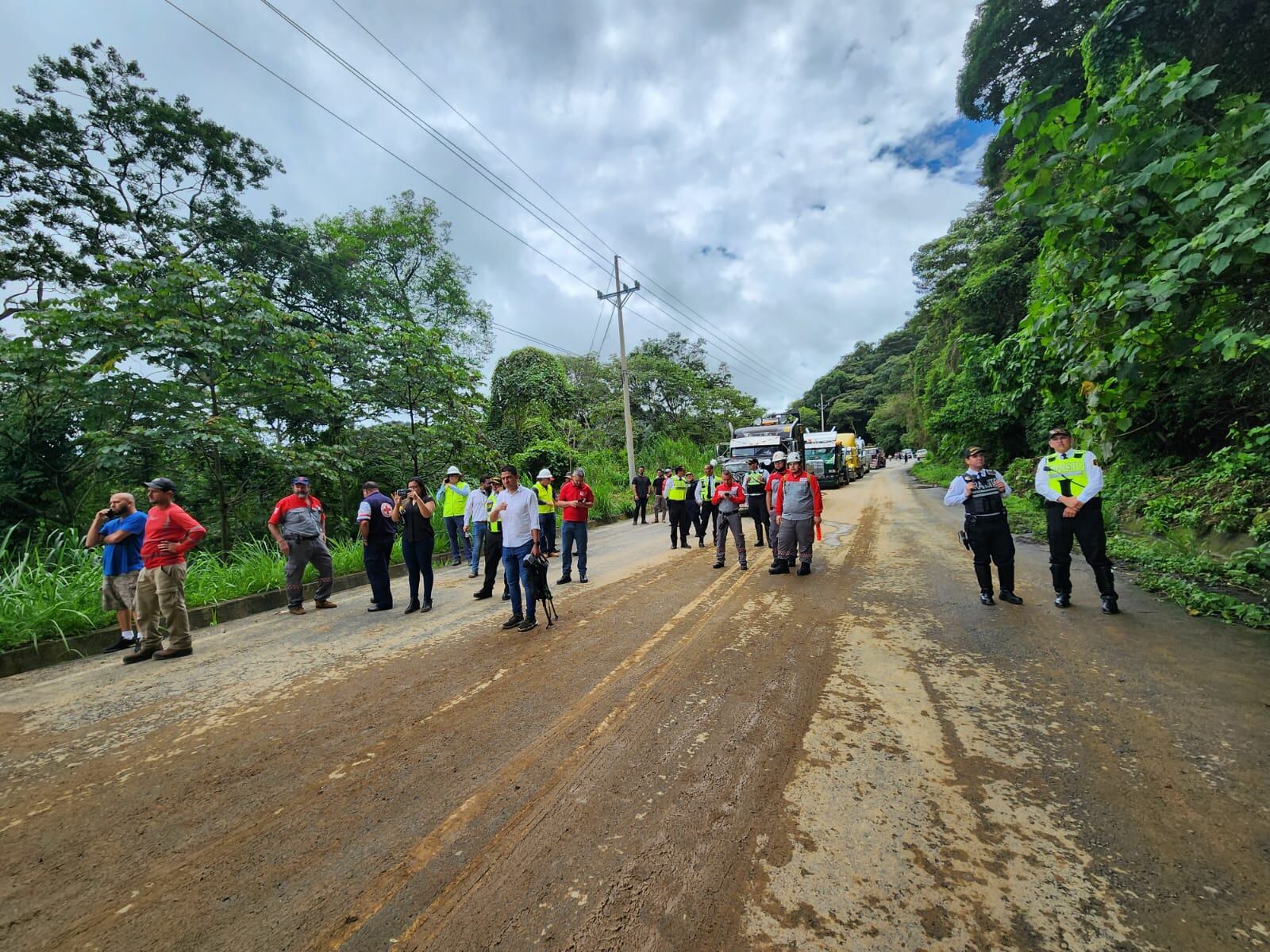 Al filo el mediodía socorristas, policía de Tránsito y personal de la empresa de grúas estaba casi listo para la operación final luego del mortal accidente del sábado. Foto: Cortesía.