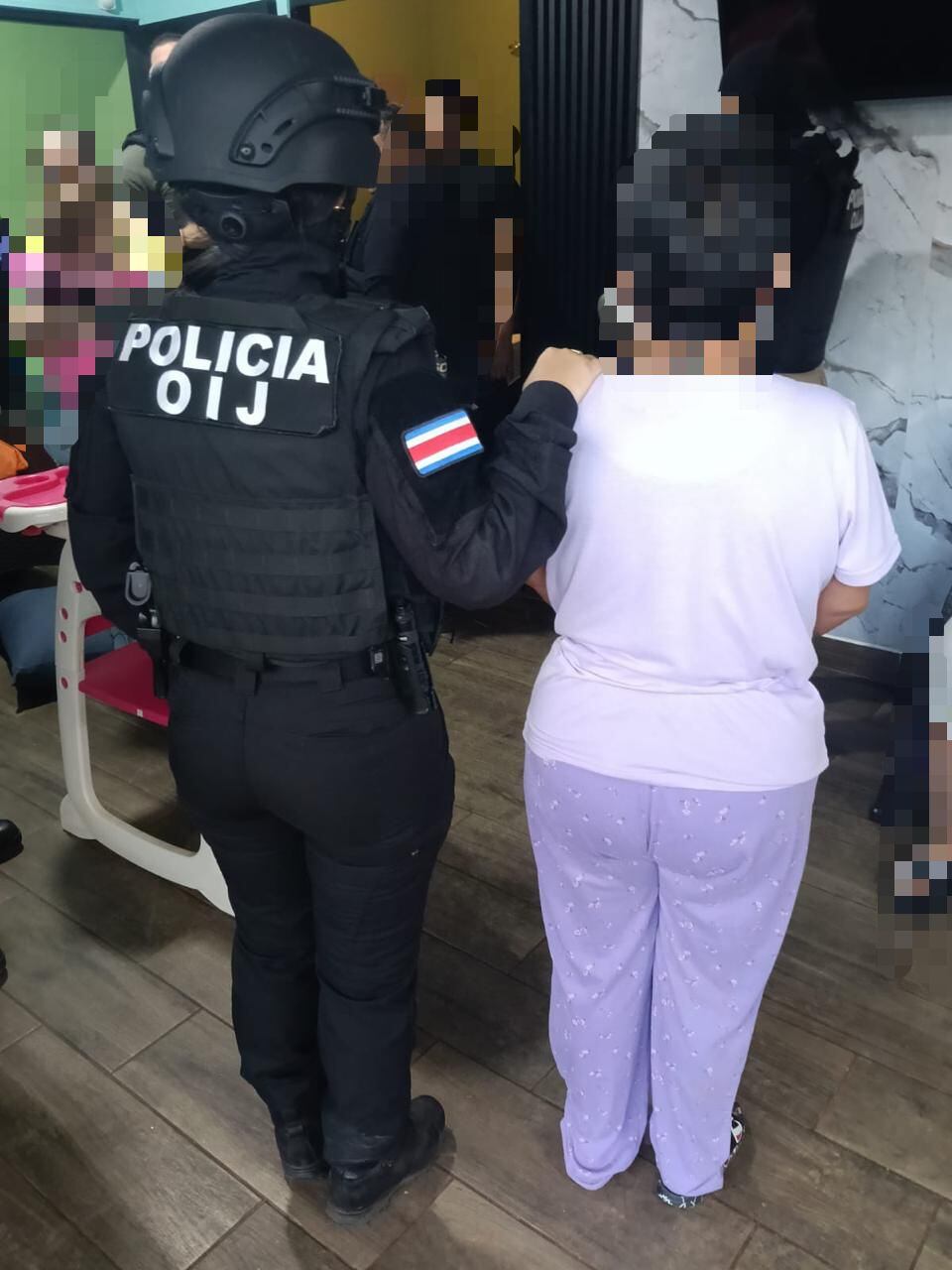 OIJ y PCD detienen a alias Gordo Julio, a su mamá y a su hermano, en Orotina, durante los operativos de este miércoles para desarticular esta banda.