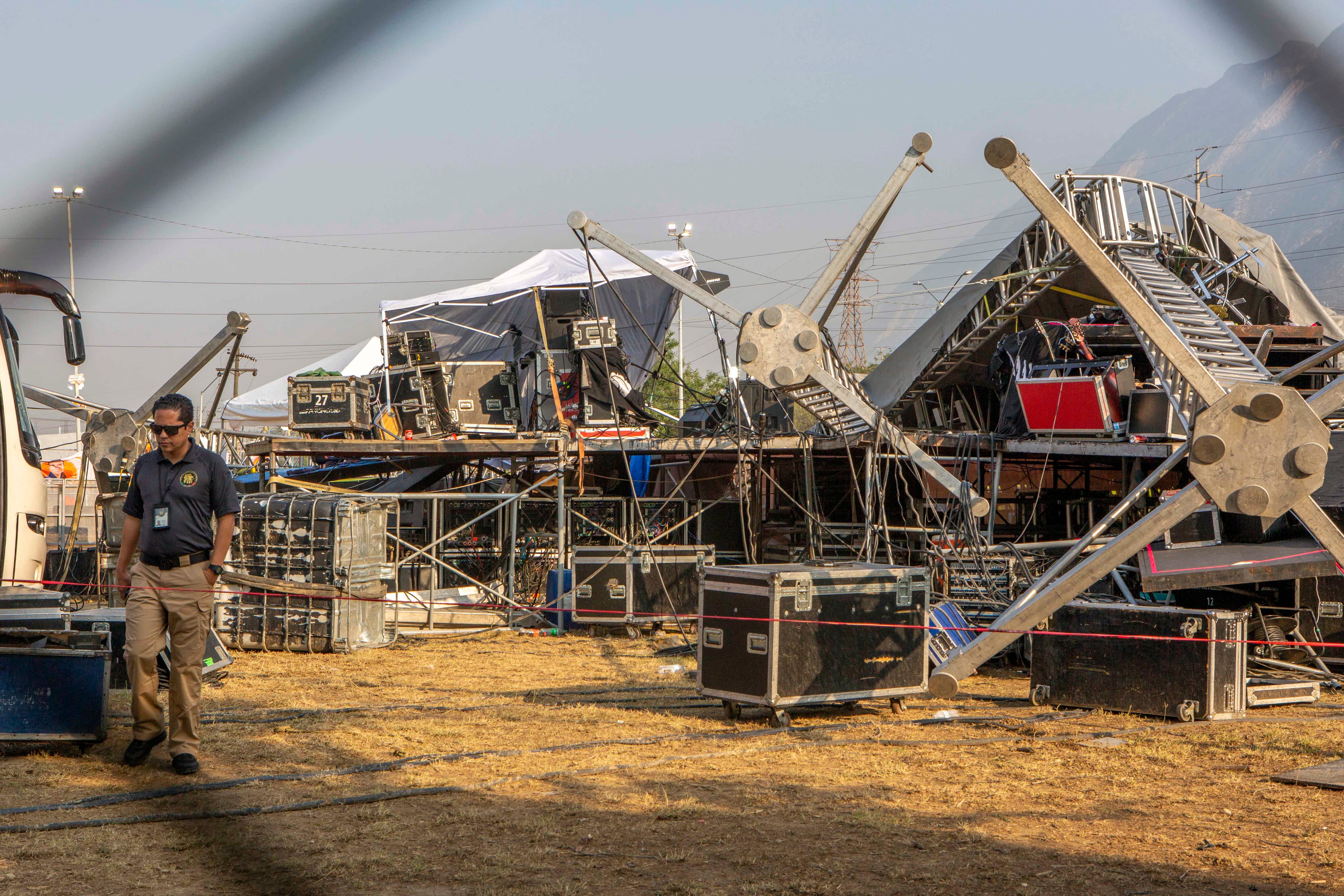 Un miembro de los servicios forenses inspecciona el área donde un escenario se derrumbó este miércoles durante un mitin de campaña para el candidato presidencial mexicano Jorge Álvarez Maynez en San Pedro Garza García, Nuevo León, México.