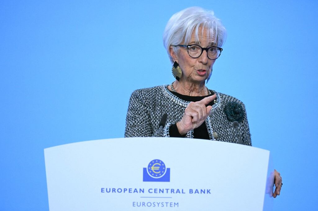 Christine Lagarde gesticula mientras da una conferencia de prensa en el BCE.