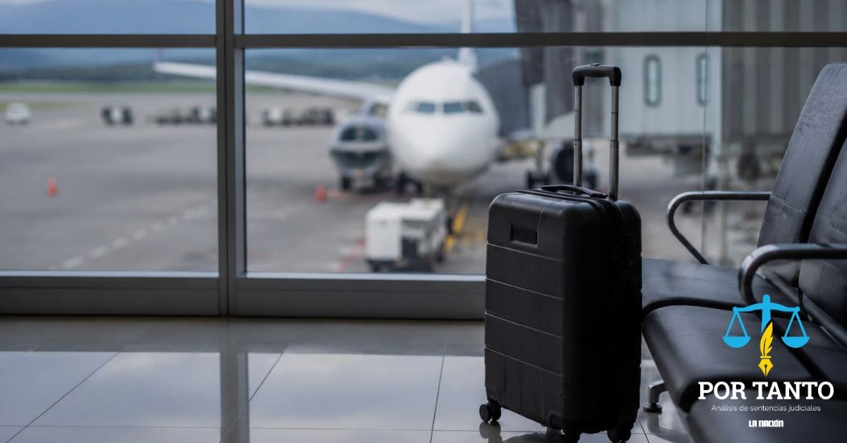 en la imagen un avión de fondo y una maleta en una sala de espera