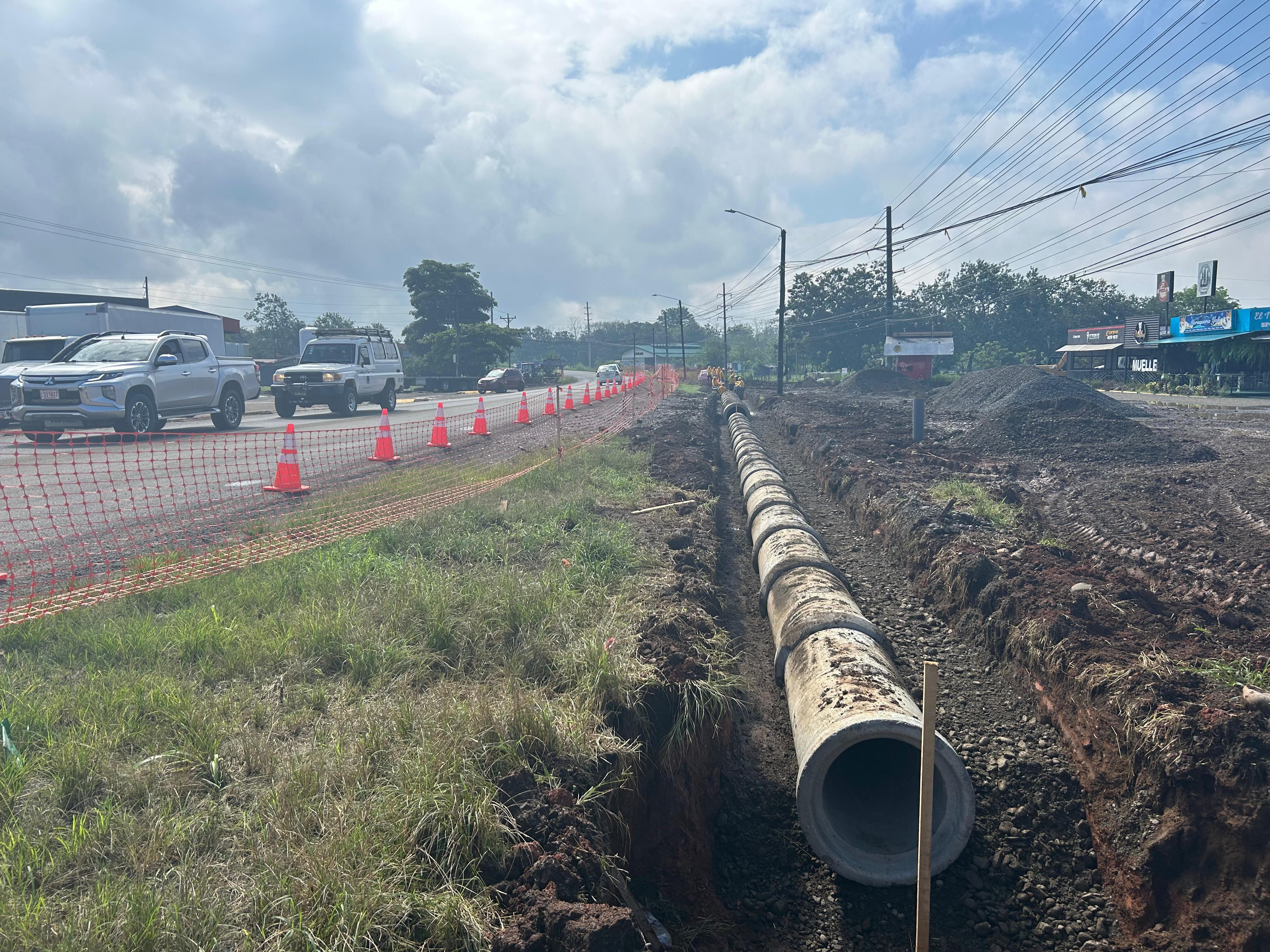 Las obras en Muelle incluyen una rotonda, tubería pluvial y mejoras viales. Se espera finalizar en octubre