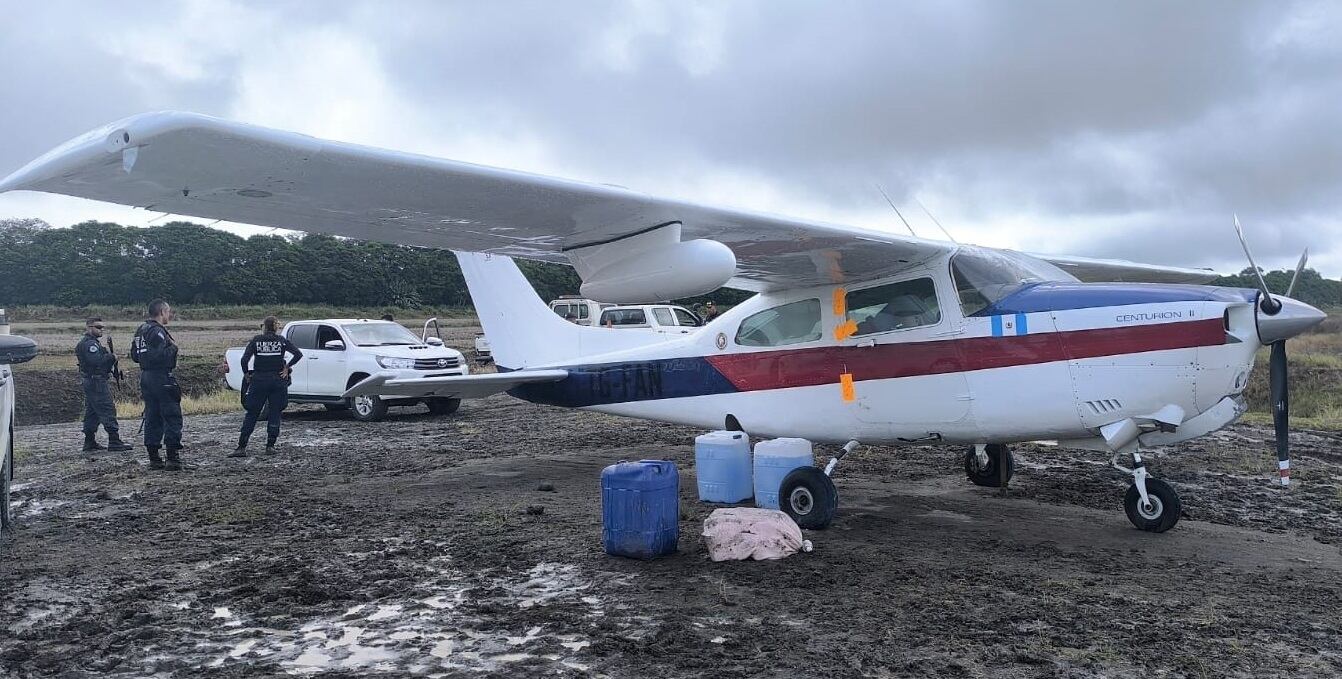 La avioneta "Centurión II" llevaba 300 kilos de coca que al parecer iban hacia el norte del continente. La Policía busca a los ocupantes y a quiénes desde Upala se dedican a cooperar con la organización criminal. Foto: Cortesía MSP.