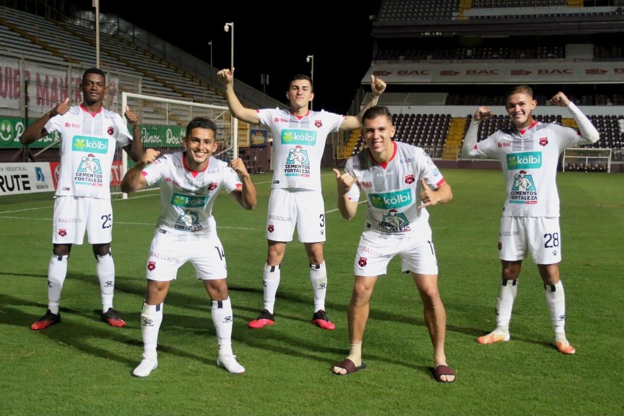 De izquierda derecha, Rashir Párkins, contención, 19 años, Gean Carlo Castro, media punta, 18 años, Fernán Faerrón, defensa central, 20 años, Carlos Mora, extremo, 19 años, Brandon Aguilera, volante creativo 17 años. Foto LDA.