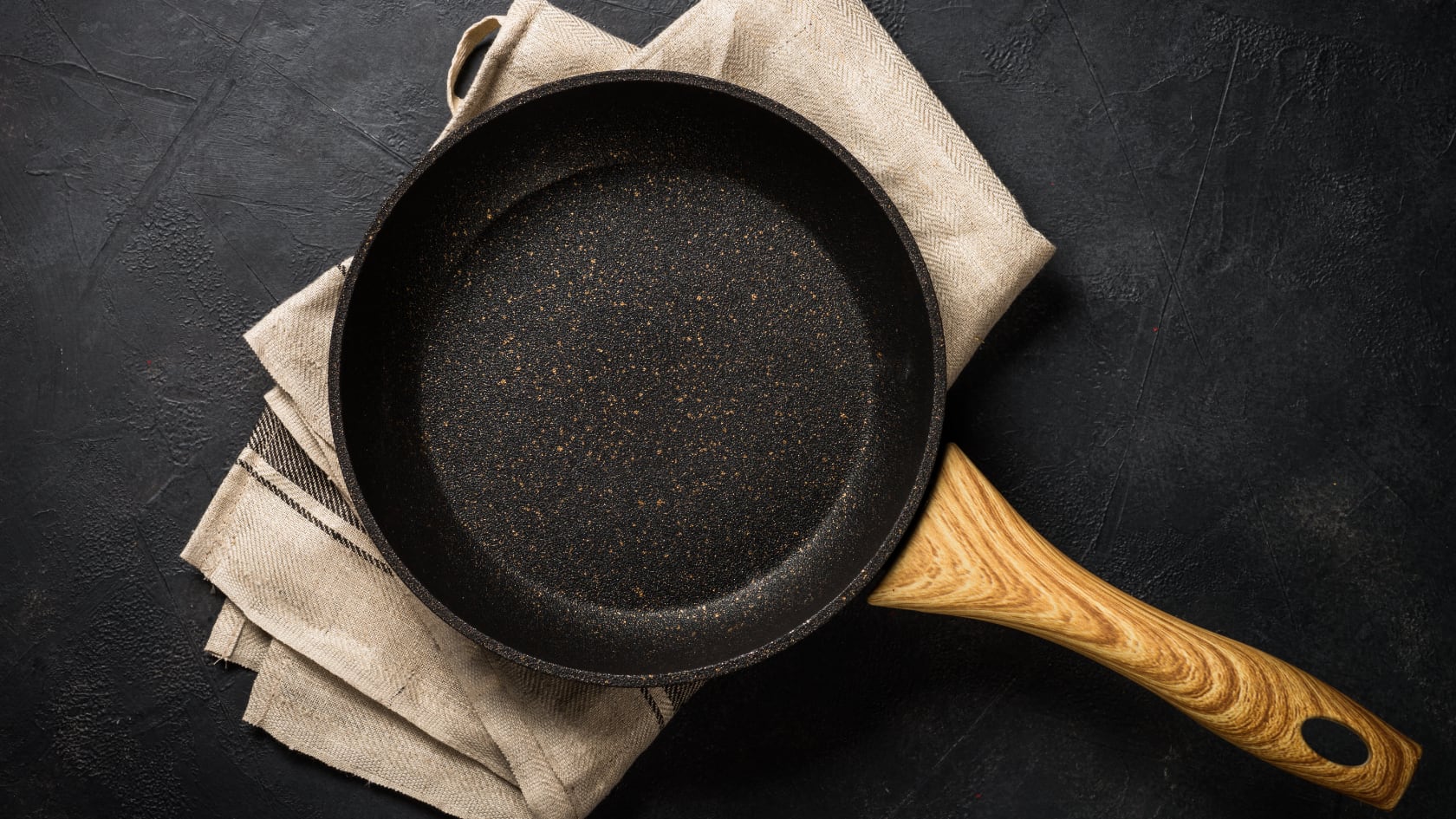Antes de desechar una sartén antiadherente, un procedimiento sencillo en casa puede mejorar su superficie y facilitar la cocción.