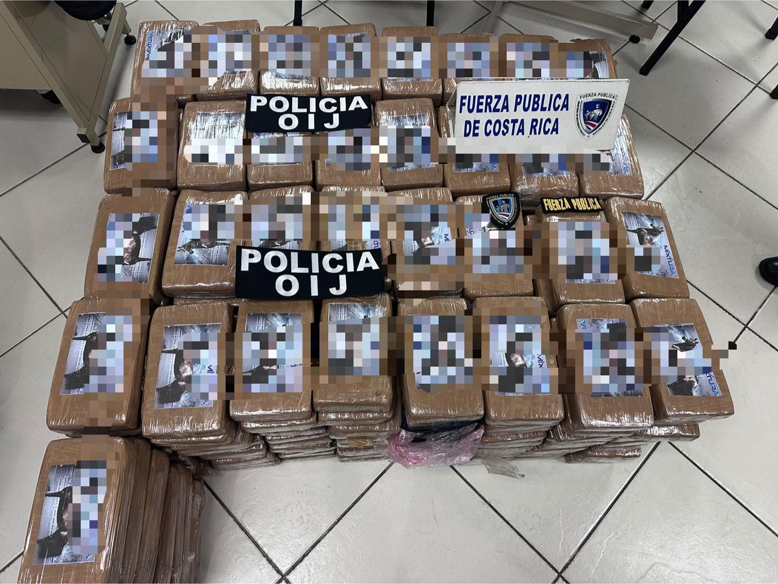 Policías hallaron más de 300 paquetes de cocaína dentro de dos vehículos.