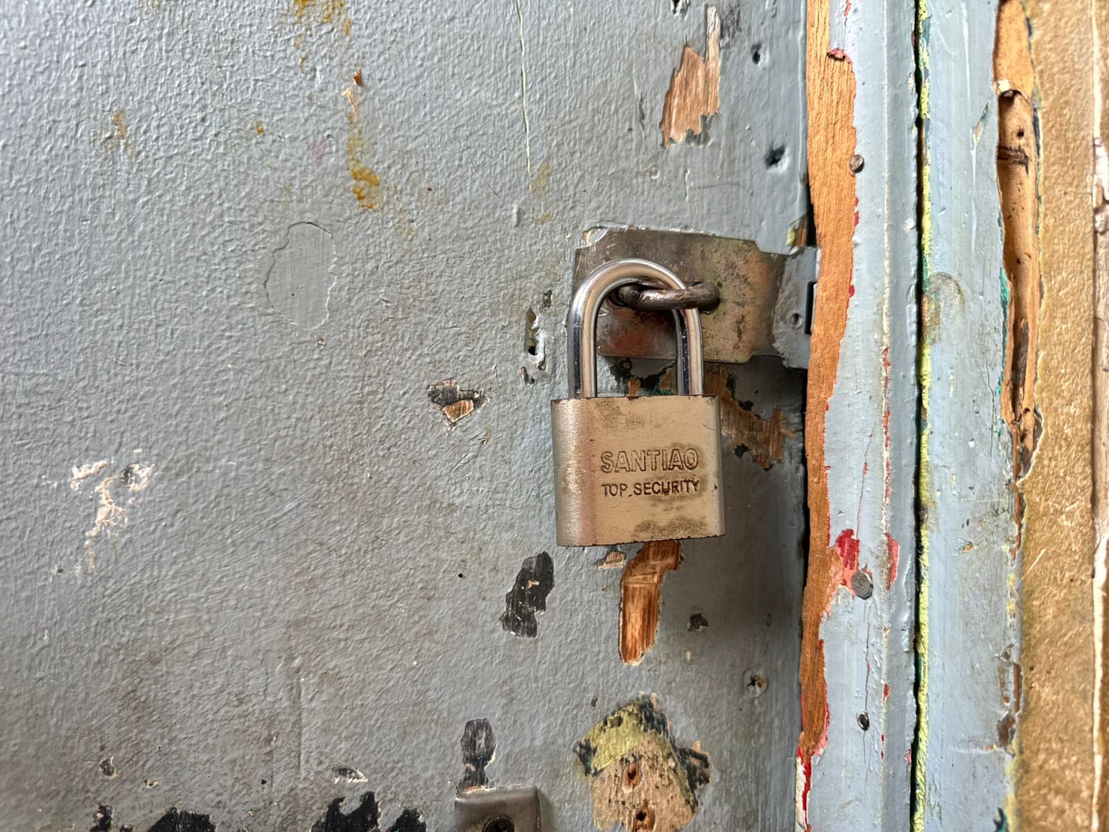 El cuarto de Belkis y sus dos hijos estaba cerrado la mañana de este lunes.
