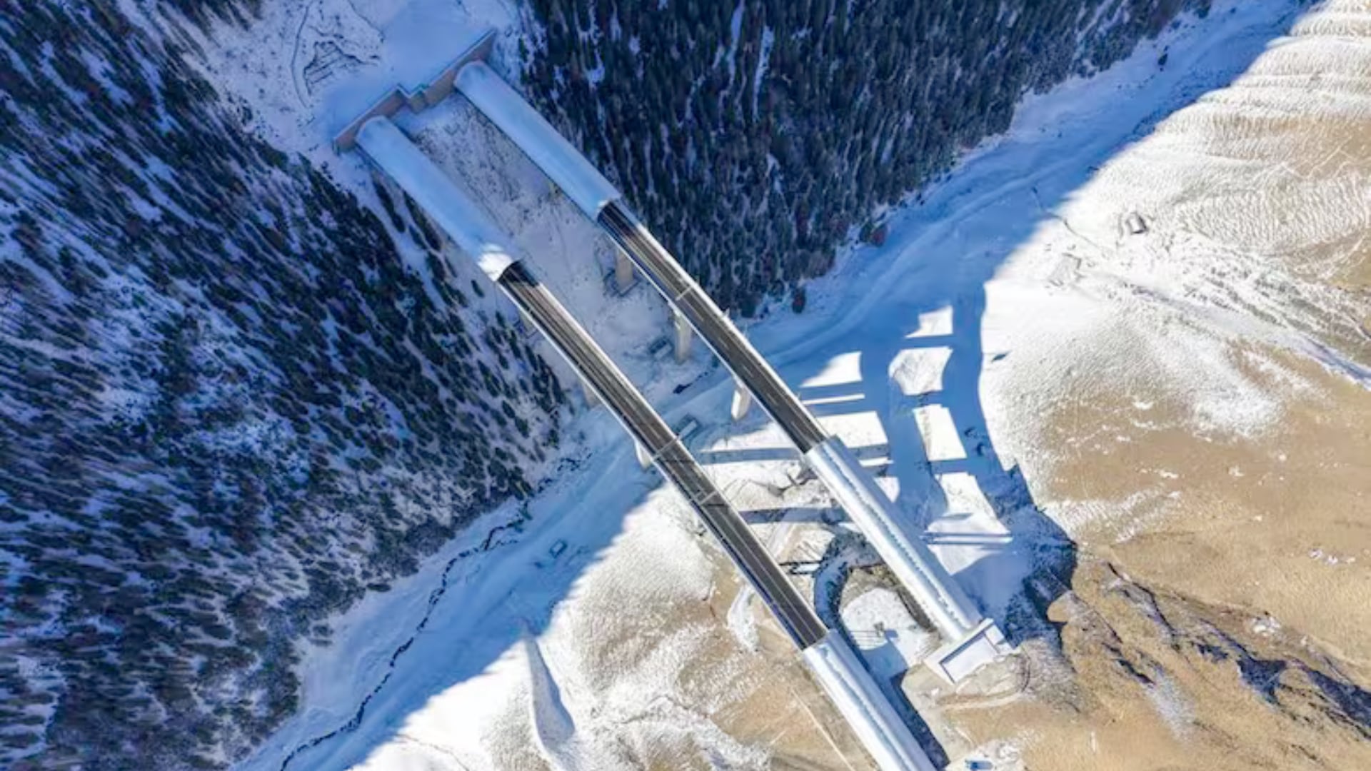 El túnel Tianshan Shengli, con 22,13 kilómetros, acorta distancias clave en Xinjiang y se integra a la estrategia china de desarrollo e integración comercial.