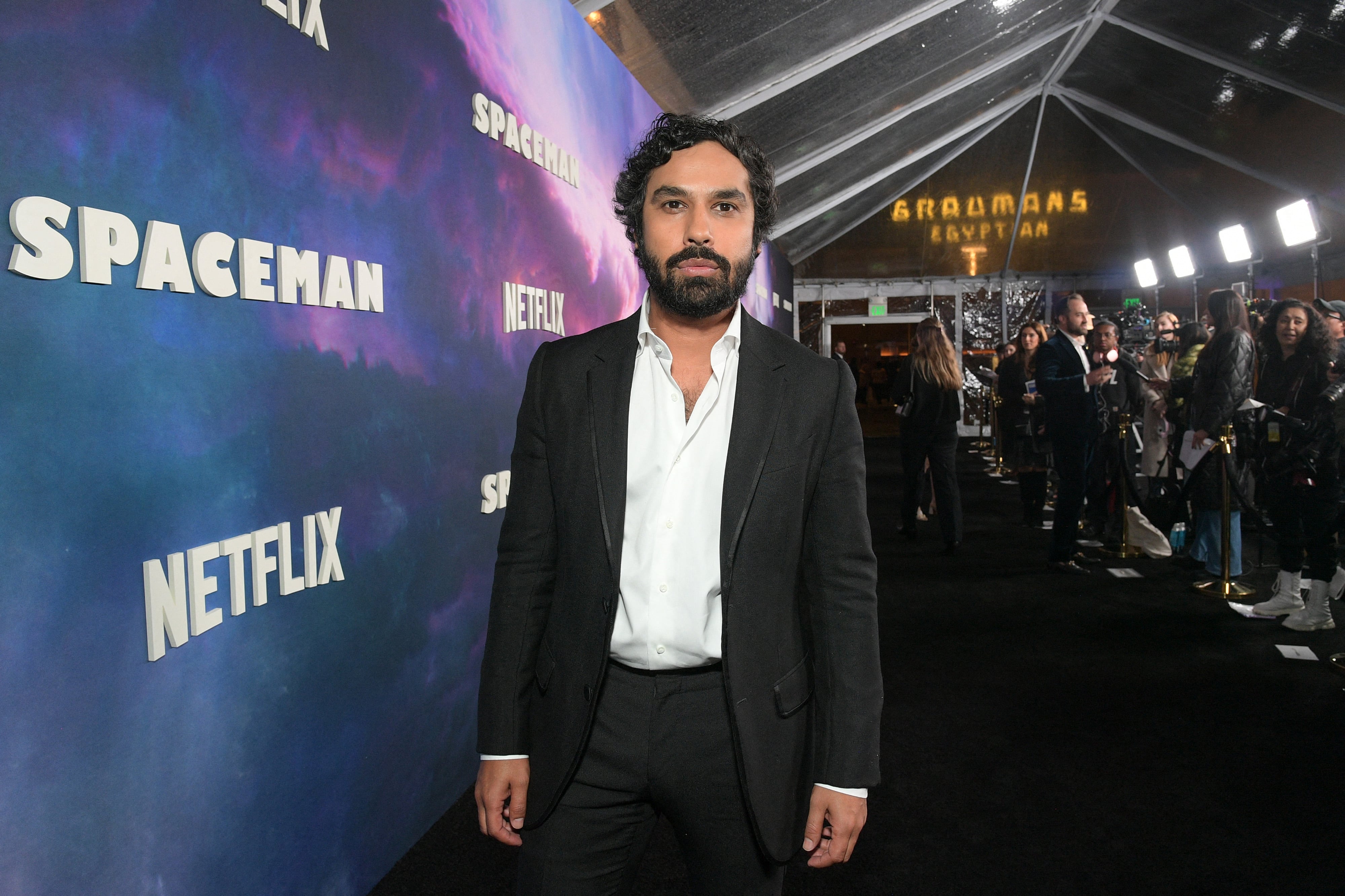 Kunal Nayyar contó que paga cuentas médicas de familias al azar. Redes sociales reaccionaron con críticas y apoyo.
