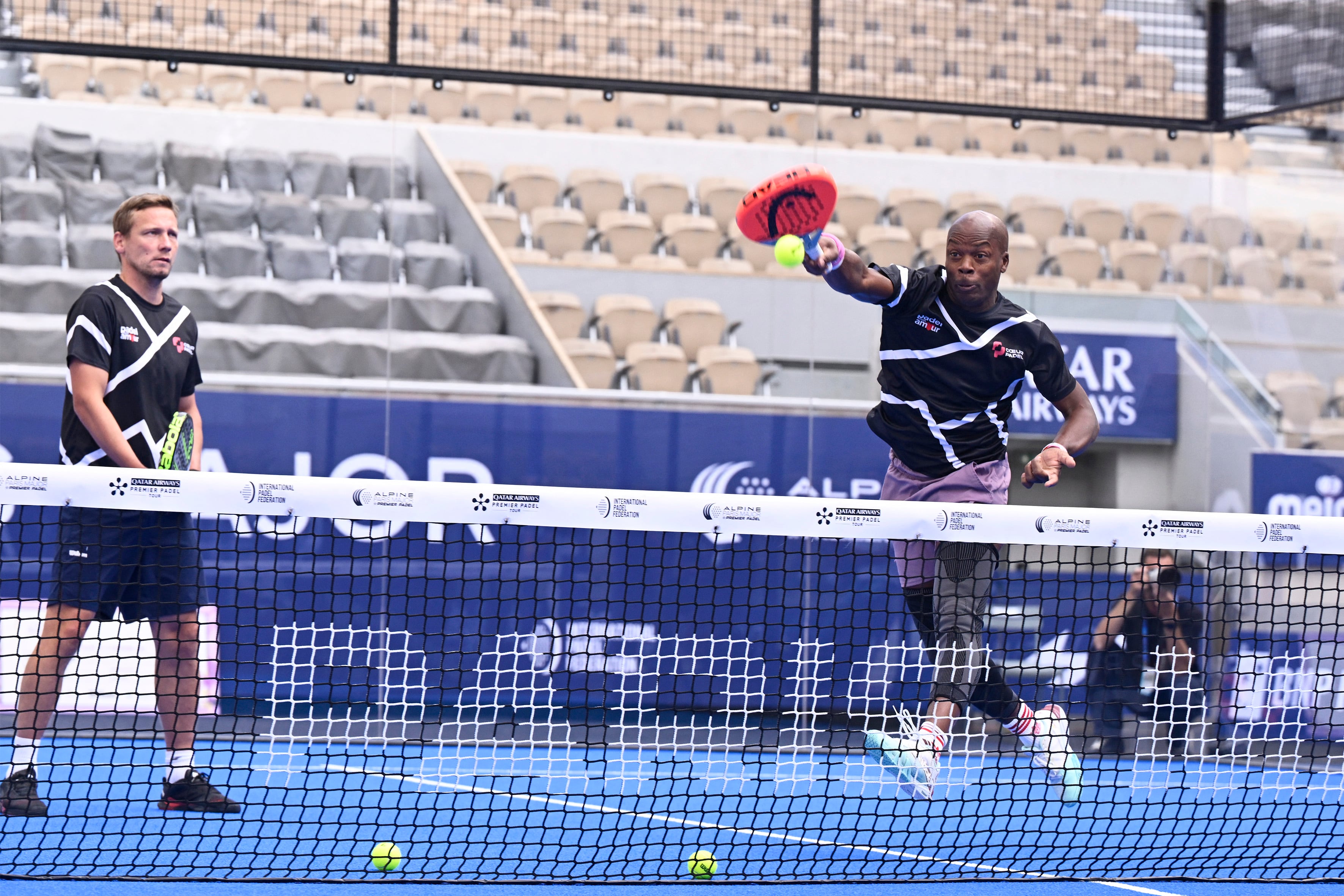 Los exfutbolistas franceses Clement Chantome y Sylvain Wiltord participan en un torneo de pádel en Roland Garros, el pasado 12 de setiembre.