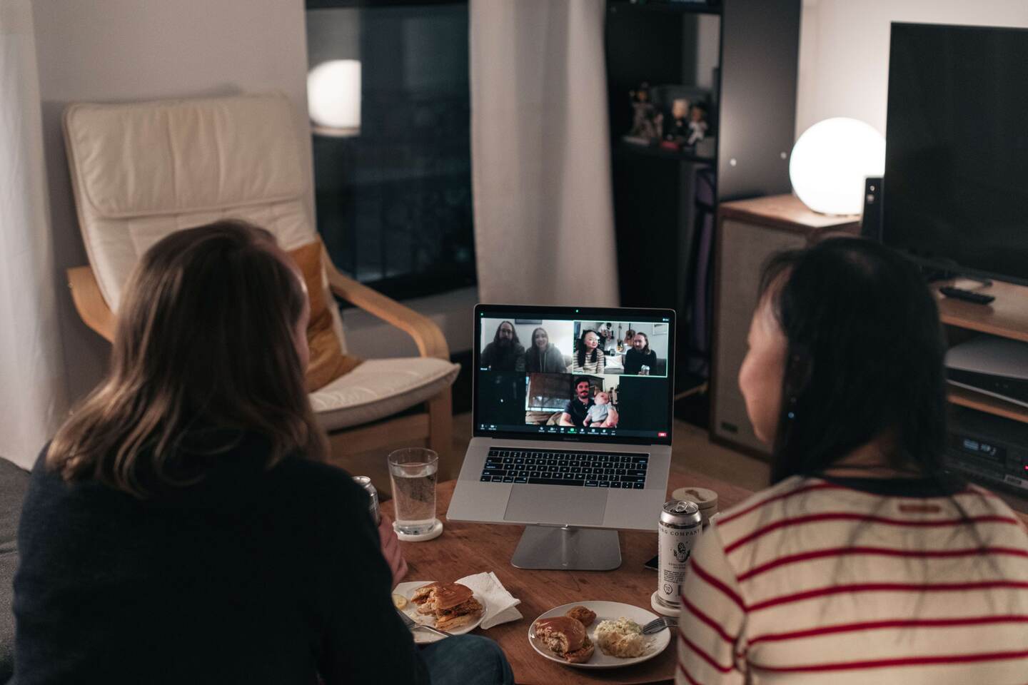 NEW YORK, NY - NOVEMBER 22: A couple celebrates Thanksgiving with friends by having dinner together over a Zoom video call on November 22, 2020 in New York City. As new COVID-19 cases continue to rise across America, many are forgoing holiday travel and traditional family gatherings out of concern for spreading the virus. Scott Heins/Getty Images/AFP
== FOR NEWSPAPERS, INTERNET, TELCOS & TELEVISION USE ONLY ==