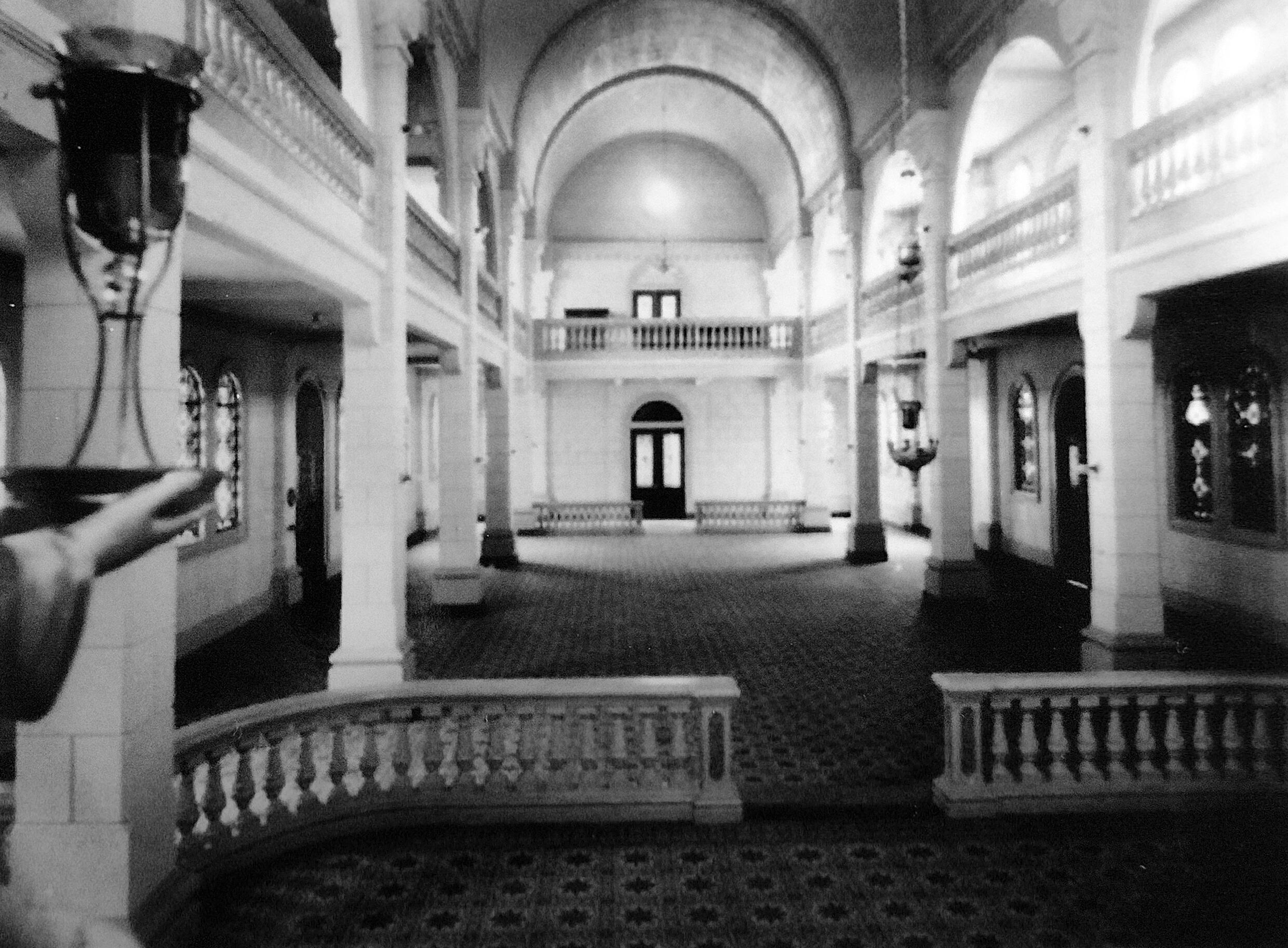 Capilla del Colegio Nuestra Señora de Sion, vista desde el presbiterio hacia el coro, 1913. Fotografía de autor no determinado, archivo de la Casa Hennebique.