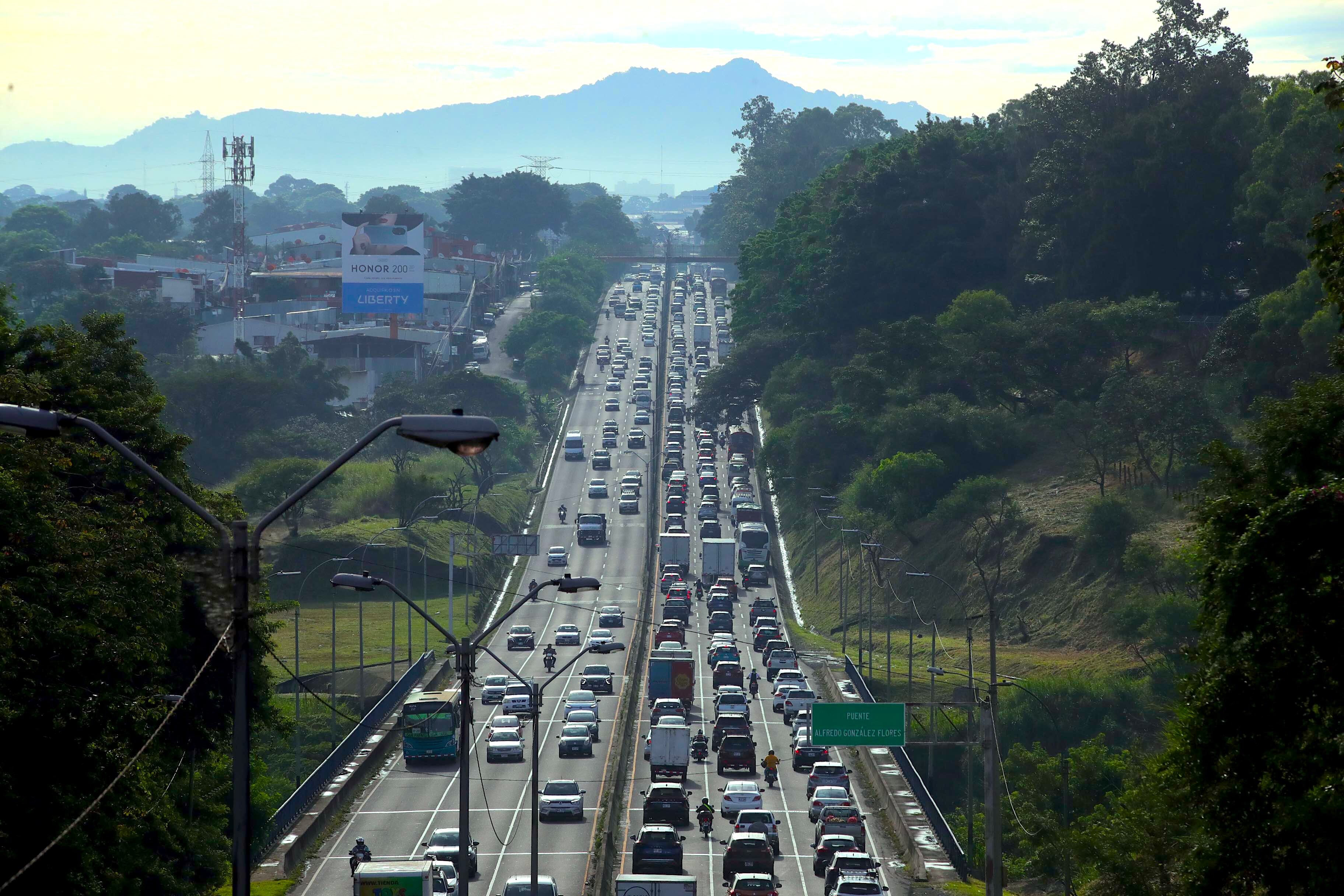 Congestión vehicular en una carretera de Costa Rica, donde persisten debilidades en la gestión ambiental y el impacto del aumento en el consumo de petróleo en la economía del país frente al cambio climático. Fotografía: