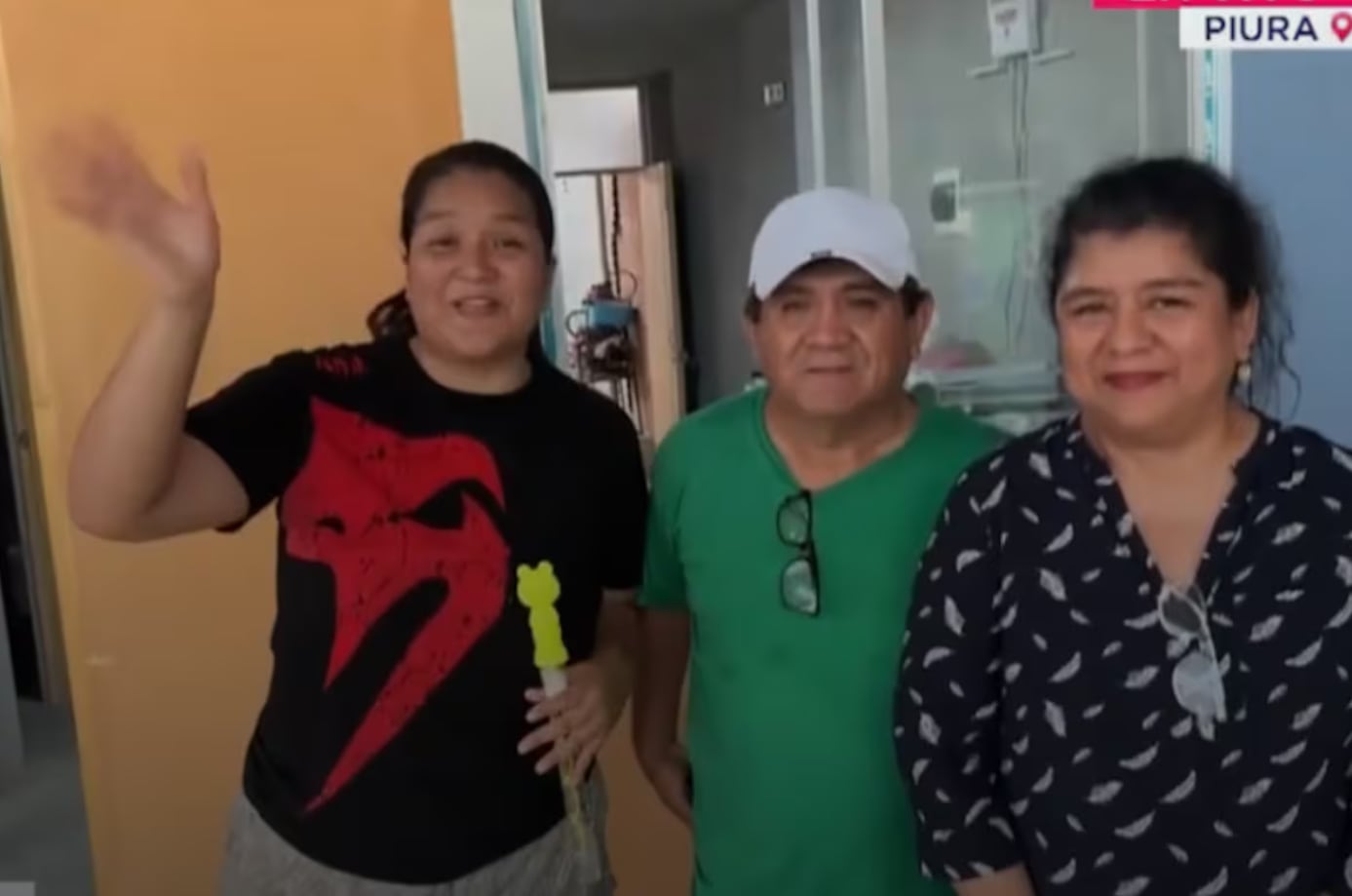 Mildred Camacho, ahijada del papa León XIX, junto con sus padres.