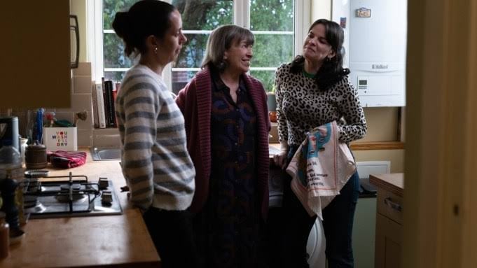 'Tender Loving Care', de Mike Leigh, parte como favorita.