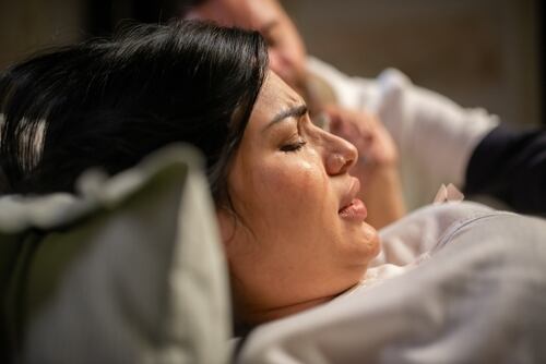 Imagen conceptual sobre una mujer en labor de parto.