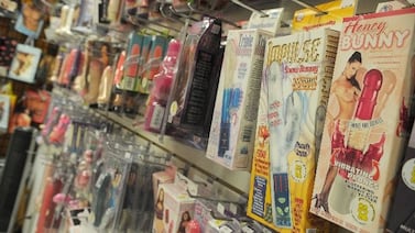 De arneses de cuero a succionadores con forma de pingüino: así gastan los ticos en juguetes sexuales
