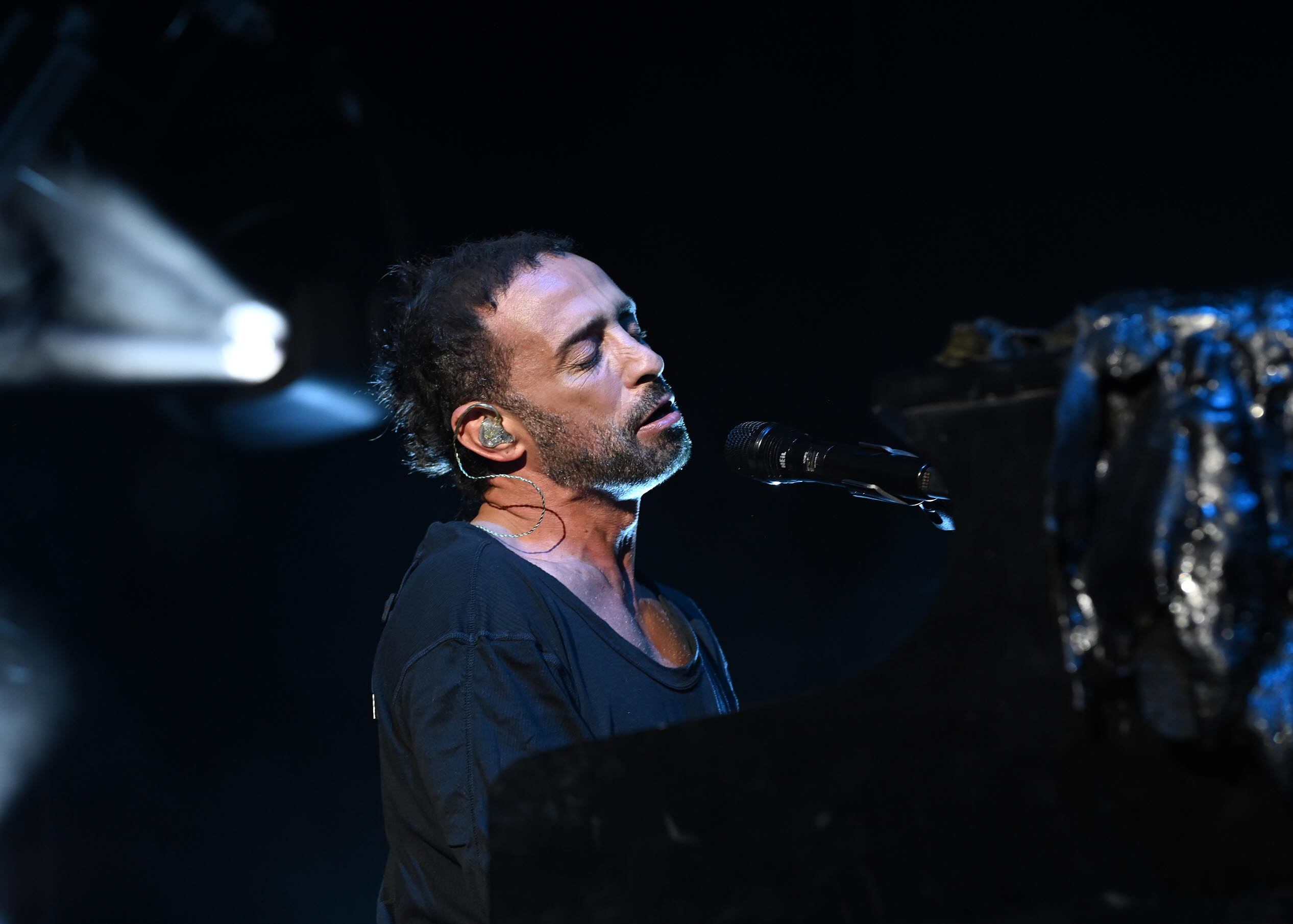 02 de marao del 2025. Parque Viva en la Guácima de Alajuela. Concierto de Camila, banda mexicana de pop rock formada en 2005 por Mario Domm, Samo y Pablo Hurtado . En la foto: Los músicos interpretaron sus canciones mas conocidas cuyo tema central es el amor y los y las presentes cantaron a viva voz las canciones de la banda. Foto: Albert Marín para La Nación.