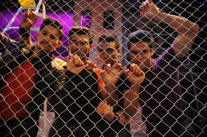 Integrantes del elenco de ‘West Side Story’ posan en parte de la escenografía de la obra, ambientada en las calles de la ciudad de Nueva York de los años 50.