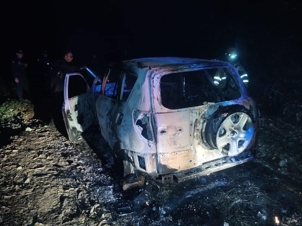 El OIJ investiga si este carro quemado que apareció poco después del doble asesinato en Aserrí está relacionado con crimen. Foto: Cortesía Noticias RED.