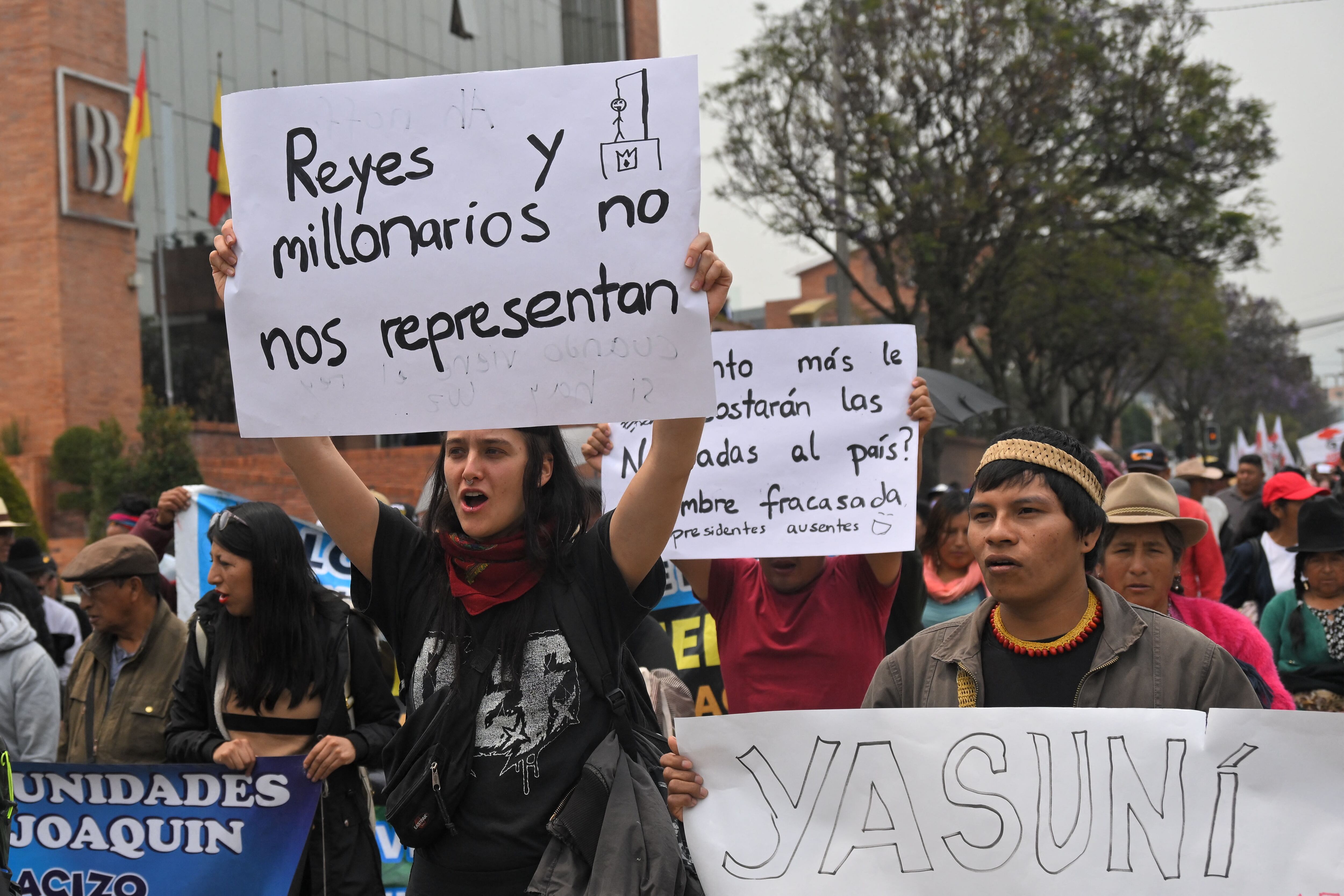 Miembros de movimientos sociales participan en una marcha contra la XXIX cumbre iberoamericana cerca del museo Pumapungo en Cuenca, Ecuador.